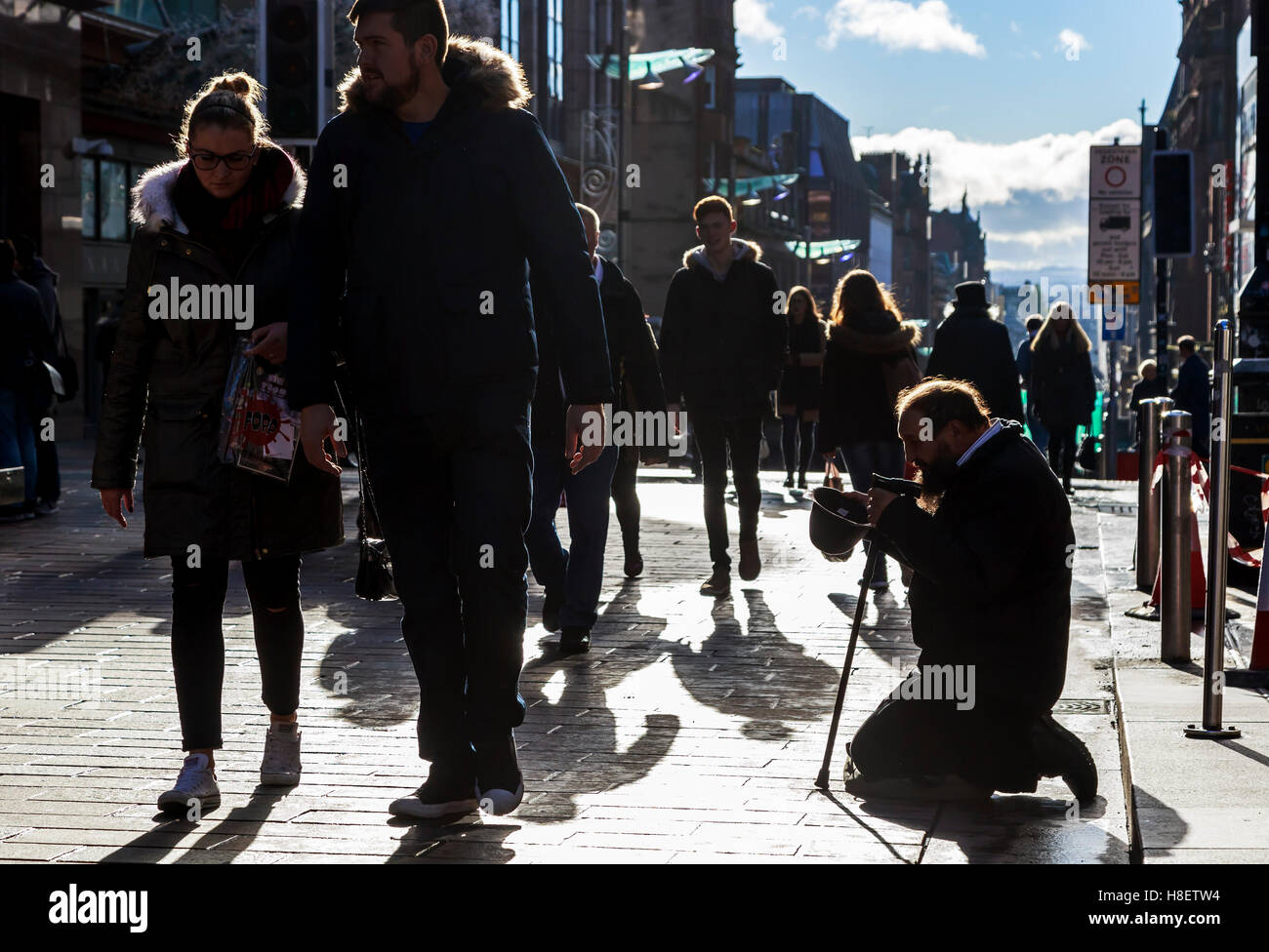 Mann auf seinen Knien betteln in Buchanan Street, Glasgow Stockfoto