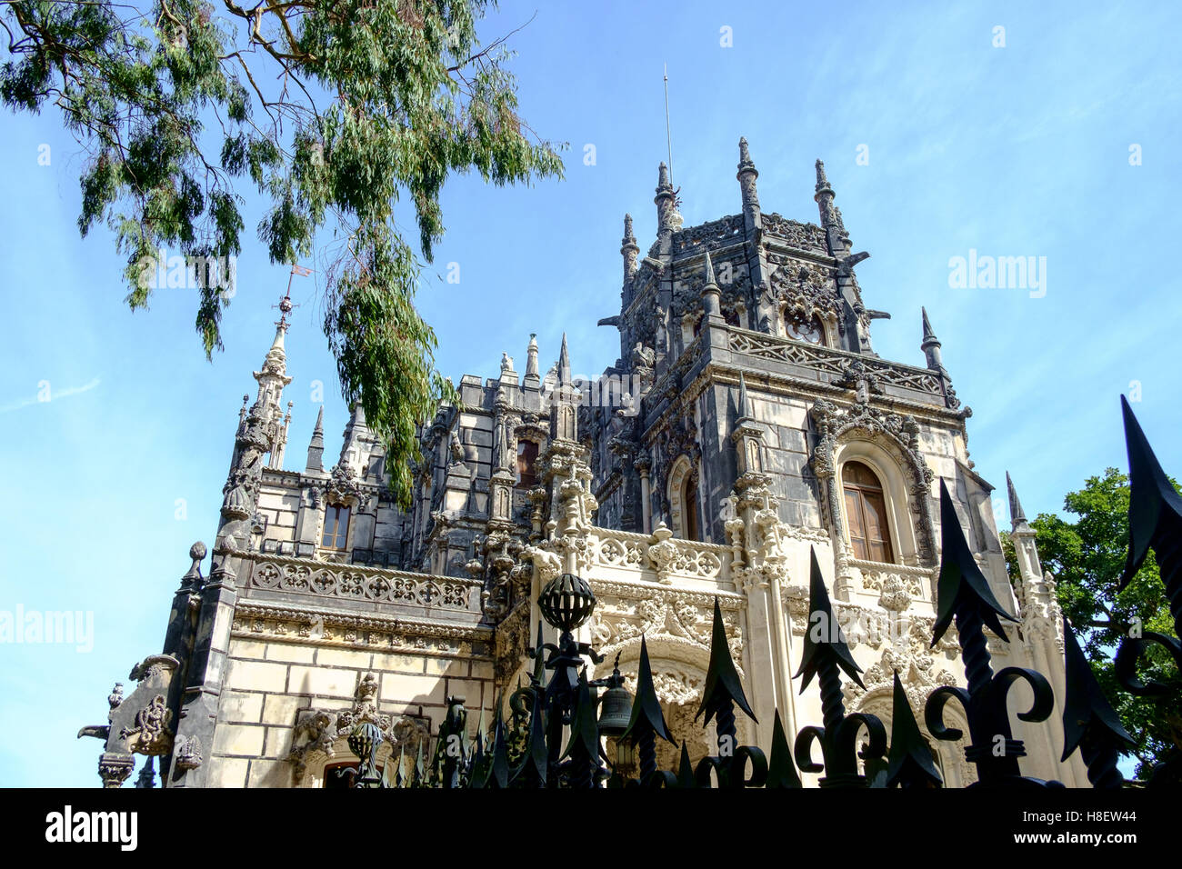Regaleira Palace auf das historische Anwesen der Quinta da Regaleira in Sintra, Portugal. Stockfoto