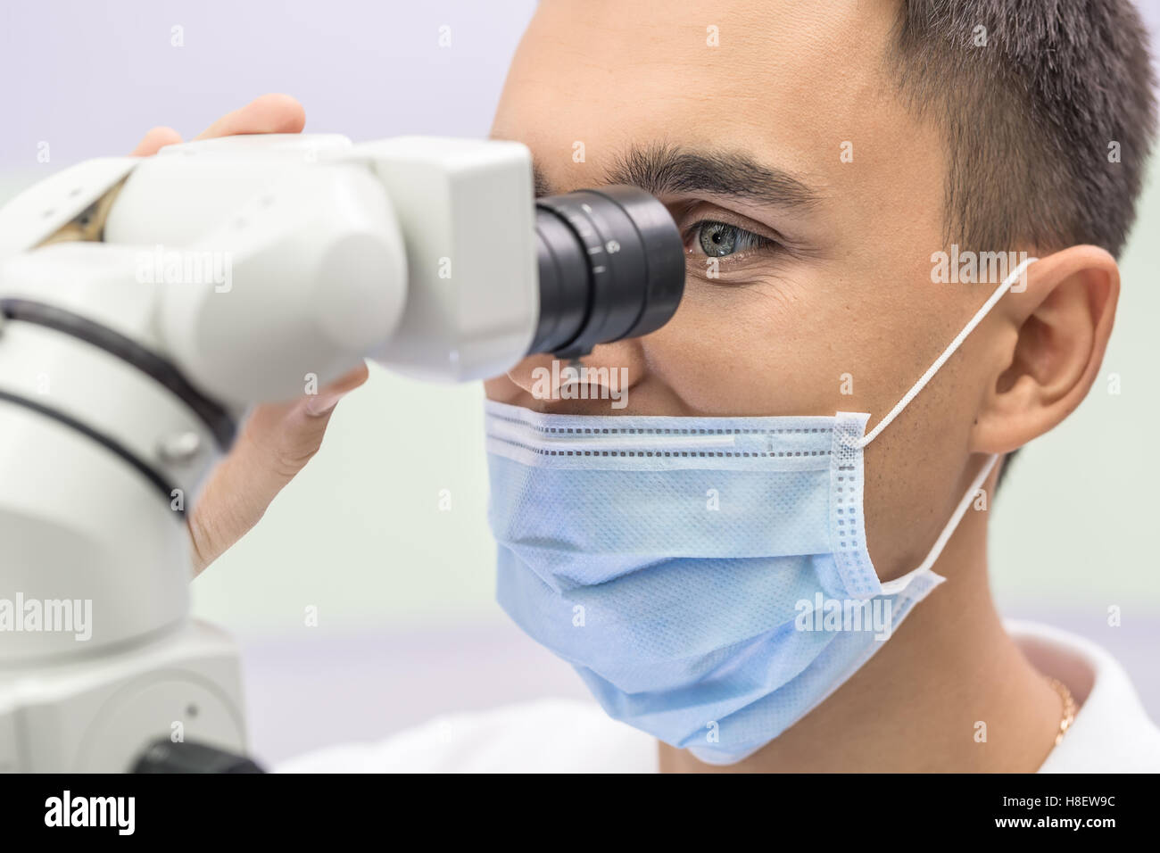 Arzt mit einem Dentalmikroskop Stockfoto