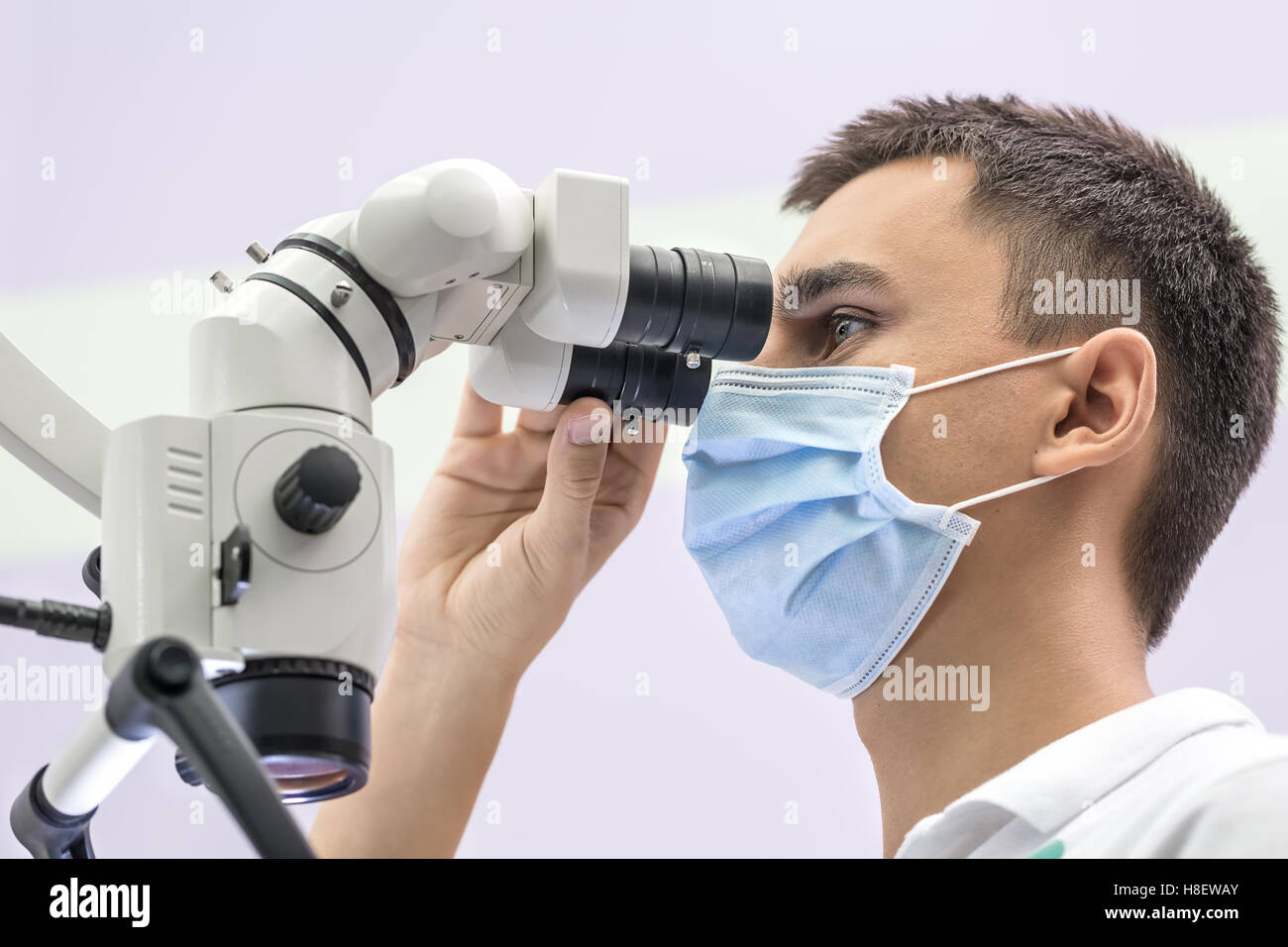Arzt mit einem Dentalmikroskop Stockfoto