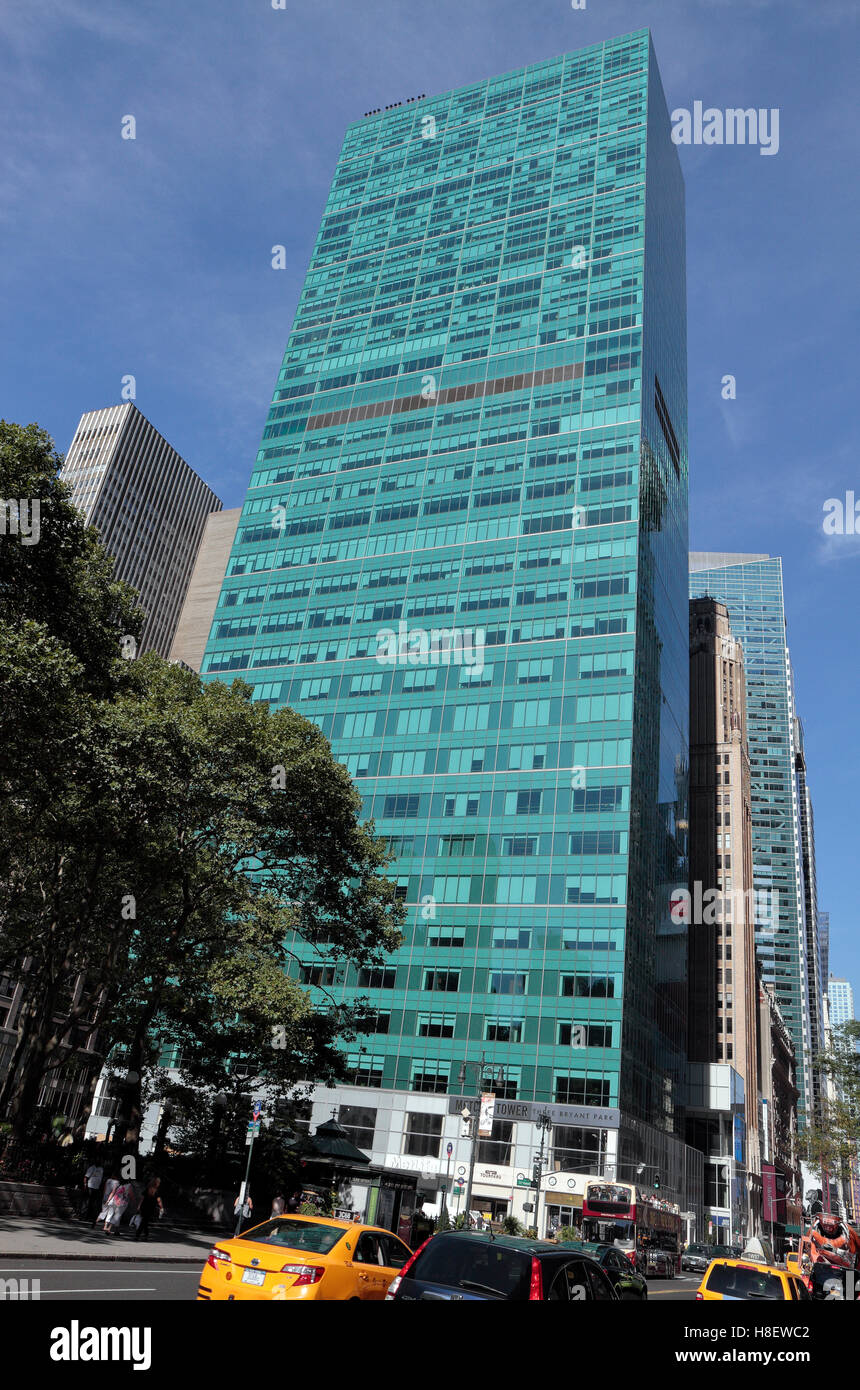 Nachschlagen von 1095 Avenue of Americas neben Bryant Park, Manhattan, New York, Vereinigte Staaten von Amerika. Stockfoto