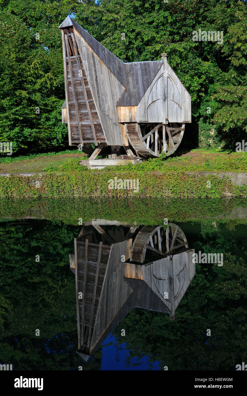 13. Jahrhundert mittelalterliche hölzerne Lauffläche Rad Kran mit 2  Lauffläche Räder für den Bau von Burgen und Kathedralen in Brügge, Belgien  Stockfotografie - Alamy