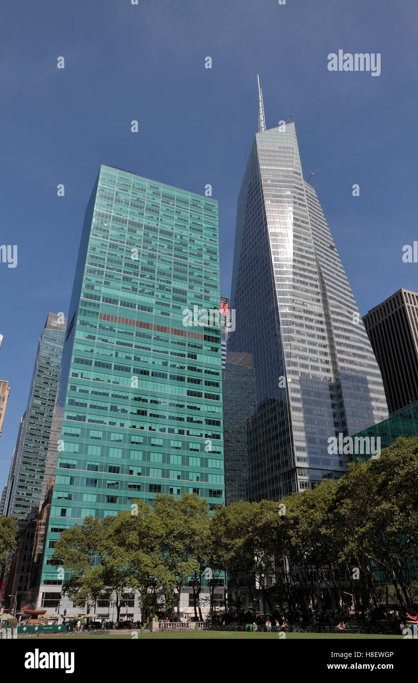 Nachschlagen der Wolkenkratzer neben Bryant Park, Manhattan, New York, Vereinigte Staaten von Amerika. Stockfoto