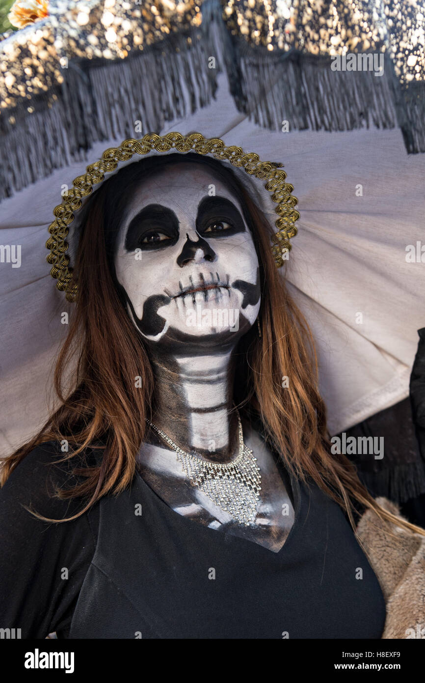 Frau verkleidet als La Calavera Catrina während des Tages der Toten Festival 28. Oktober 2016 in San Miguel de Allende, Guanajuato, Mexiko. Die einwöchigen Feier ist eine Zeit, als Mexikaner willkommen die Toten zurück für einen Besuch der Erde und das Leben feiern. Stockfoto