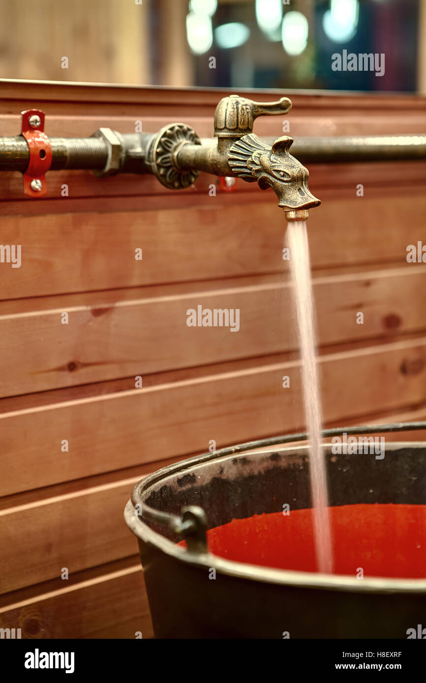 Fee Wasserhahn im wc-Raum Stockfoto