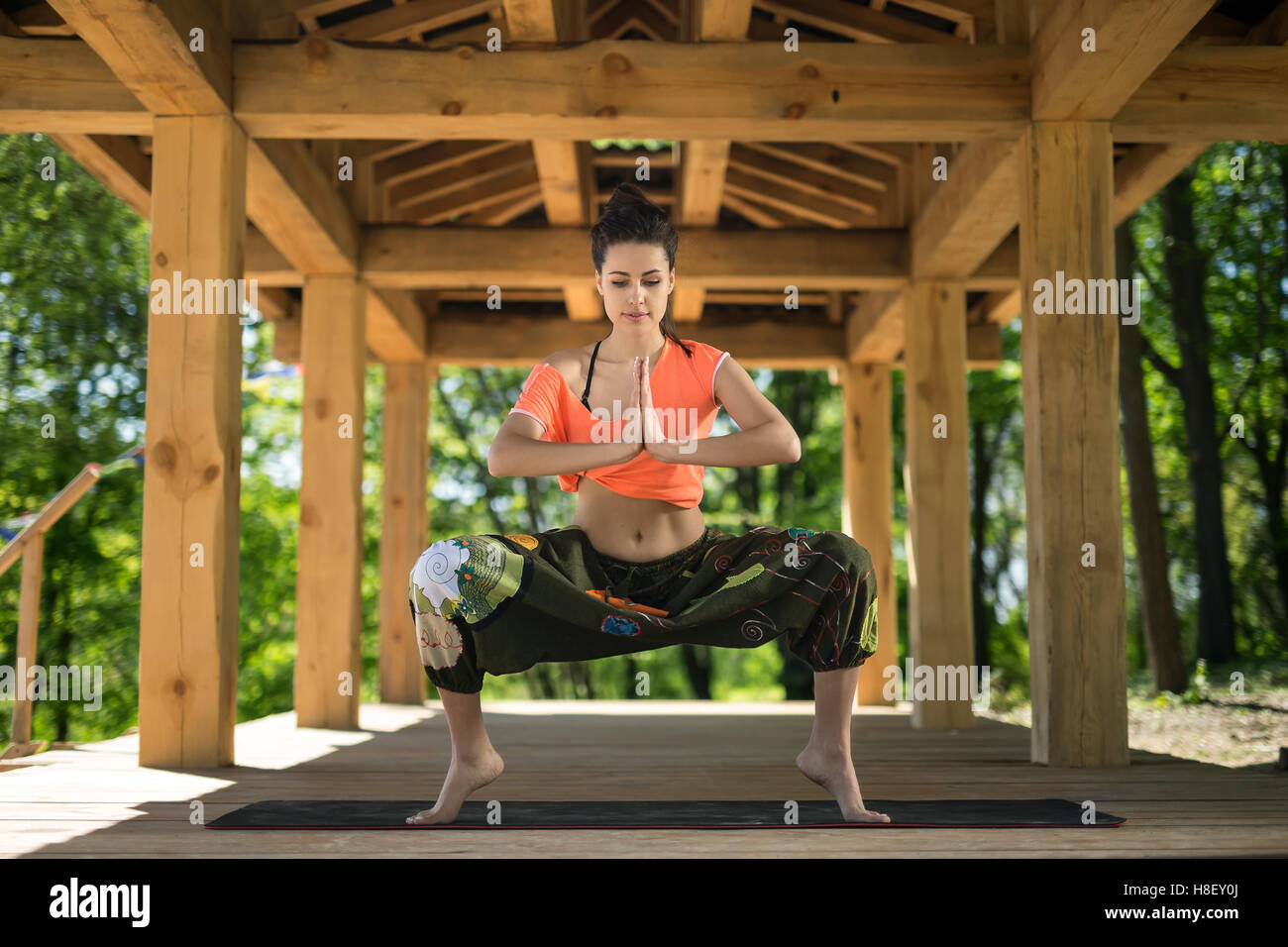 Mädchen beschäftigt sich mit yoga Stockfoto