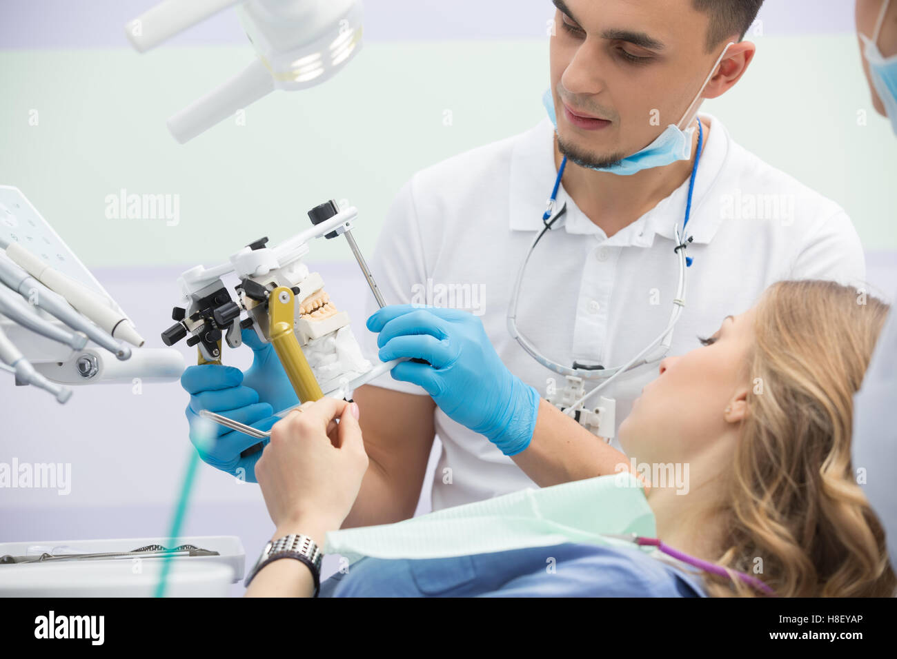 Moderne Zahnklinik, junger Zahnarzt arbeiten Stockfoto