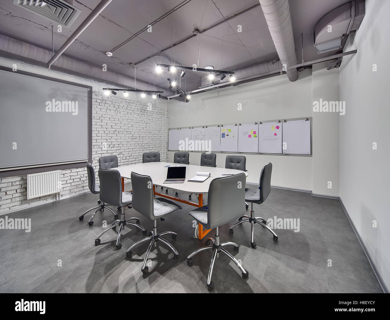 Coworking im Loftstil Stockfoto