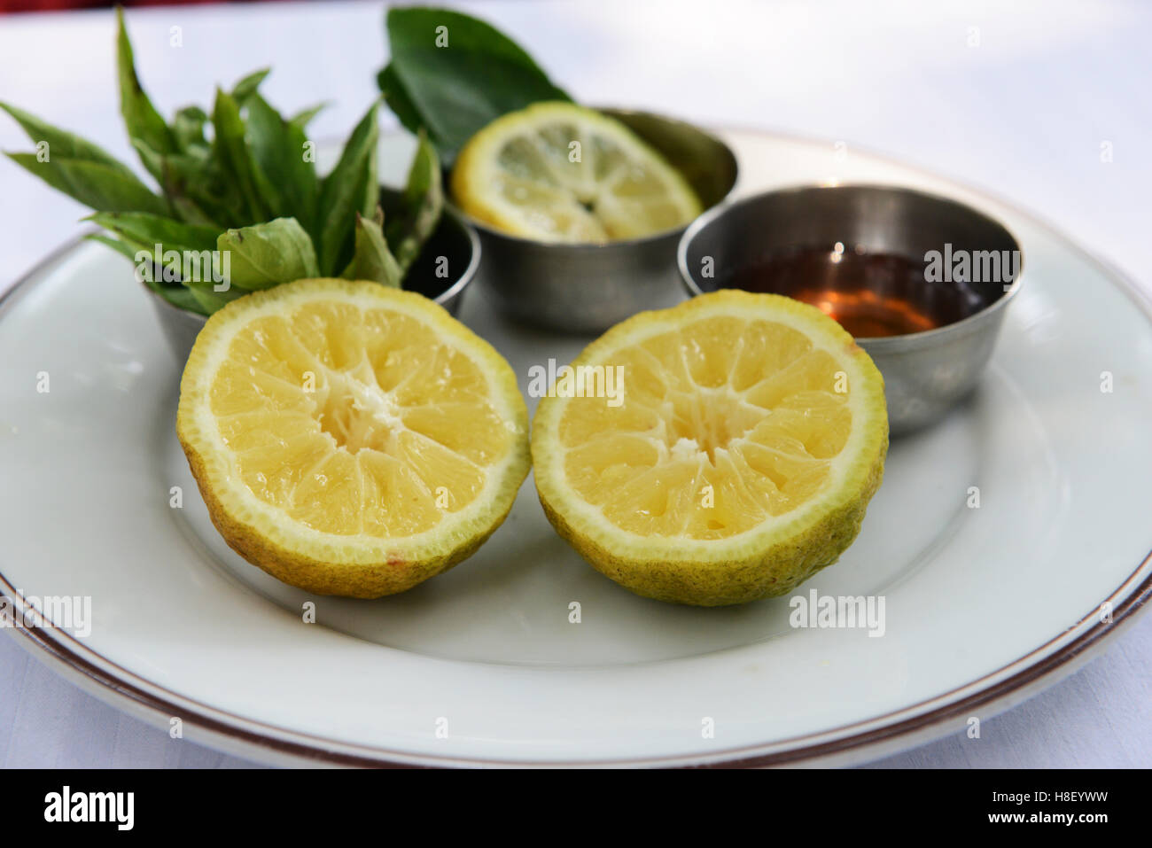 Eine frische Zitrone Frucht in zwei Hälften schneiden. Stockfoto