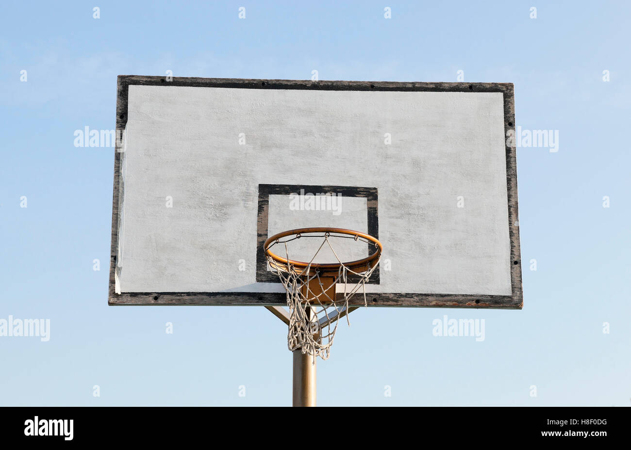 Basketballkorb auf der Straße Stockfoto