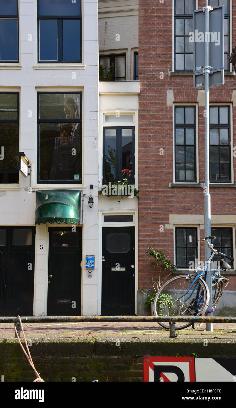 Angekündigt als "das kleinste Haus in Amsterdam", ist es nur die Eingangsfassade ist das kleine, eine Bewegung zu steuern während der Bauphase zu vermeiden. Stockfoto