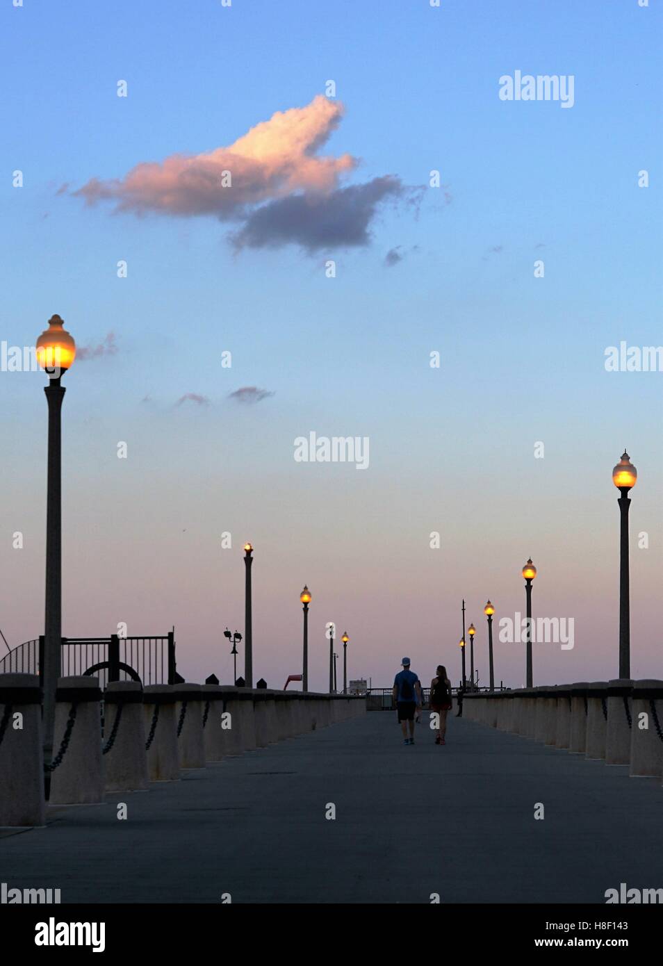 Paar Sonnenuntergang Spaziergang am Pier Chicago Hafen / Hafen Stockfoto