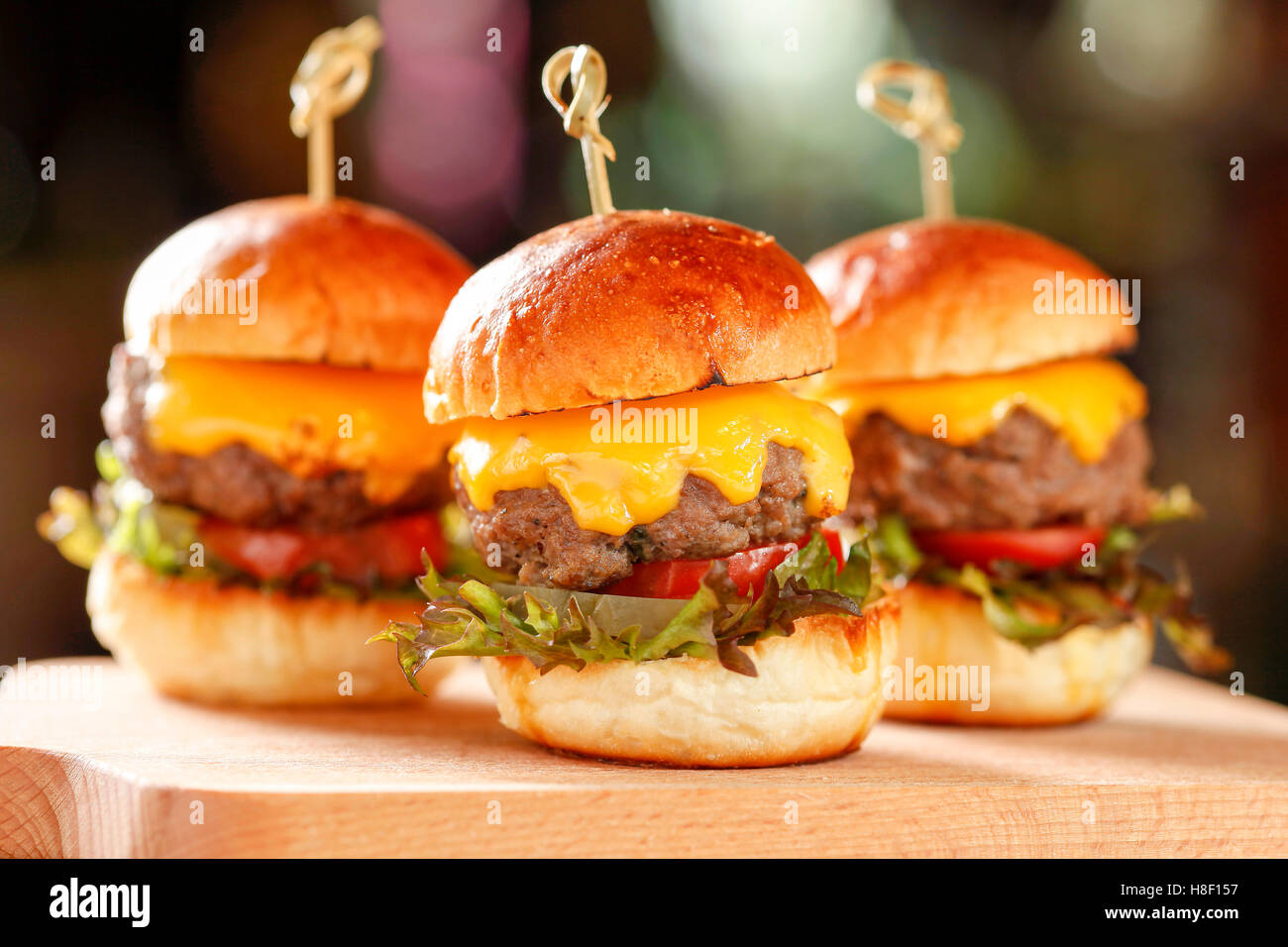 Nahaufnahme von hausgemachten Burger auf hölzernen Hintergrund Stockfoto