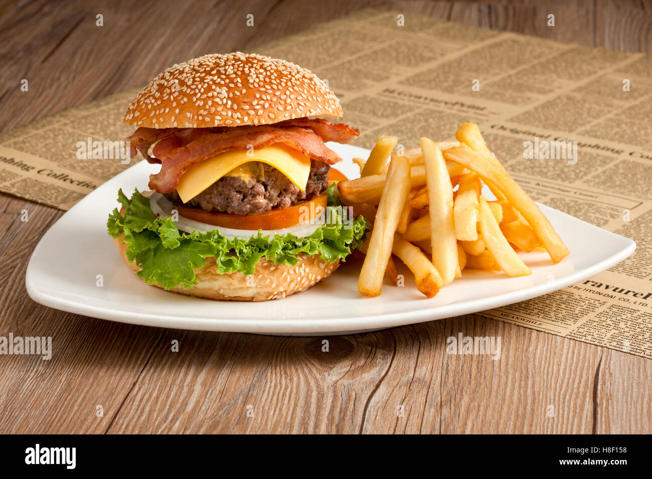 Burger mit Pommes Frites auf weißen Teller Stockfoto