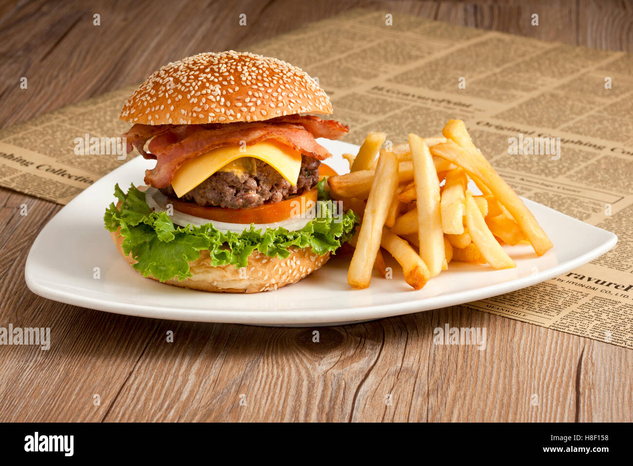 Burger mit Pommes Frites auf weißen Teller Stockfotografie Alamy