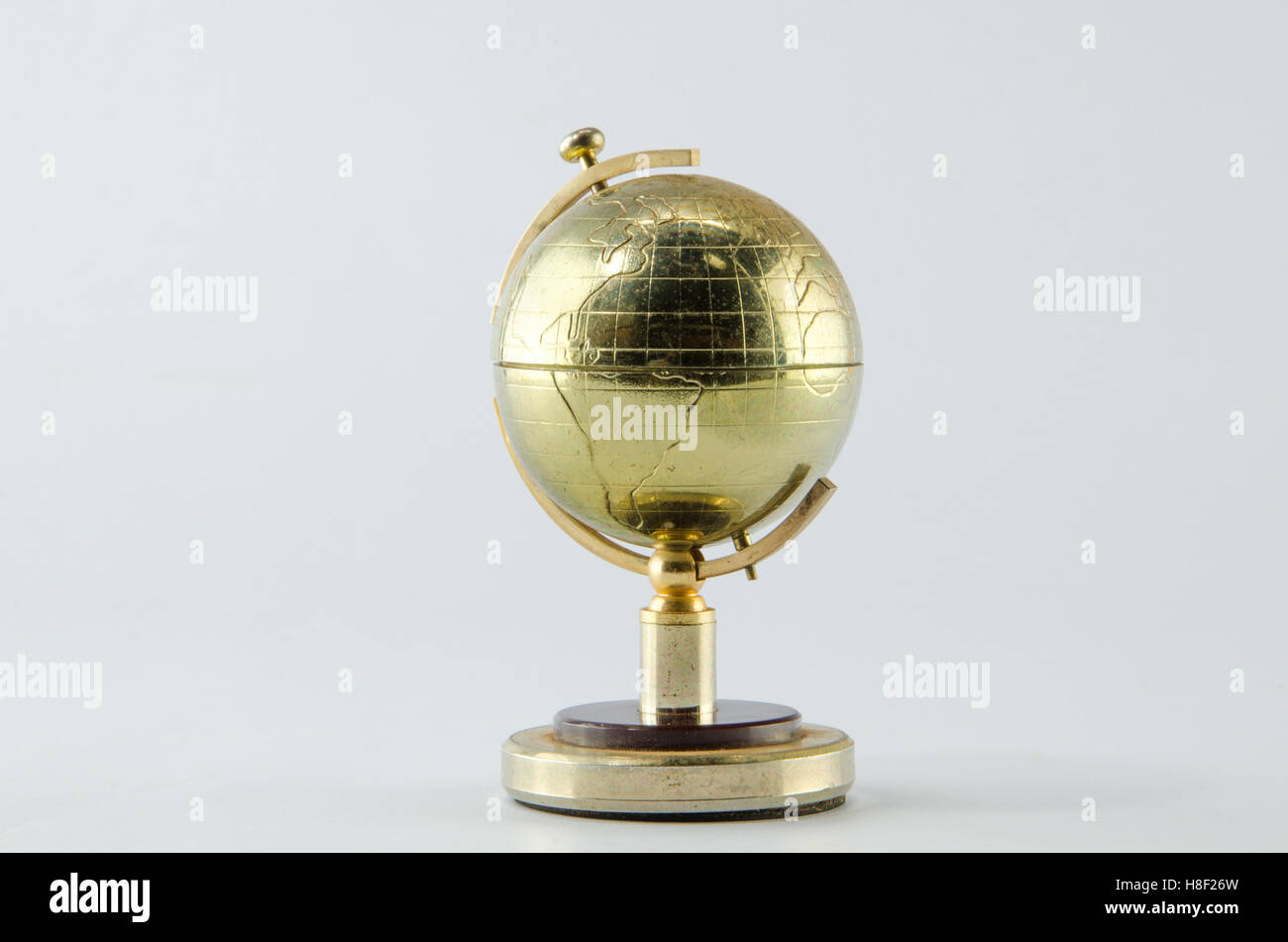 Golden Globe isoliert auf weißem Hintergrund. Stockfoto