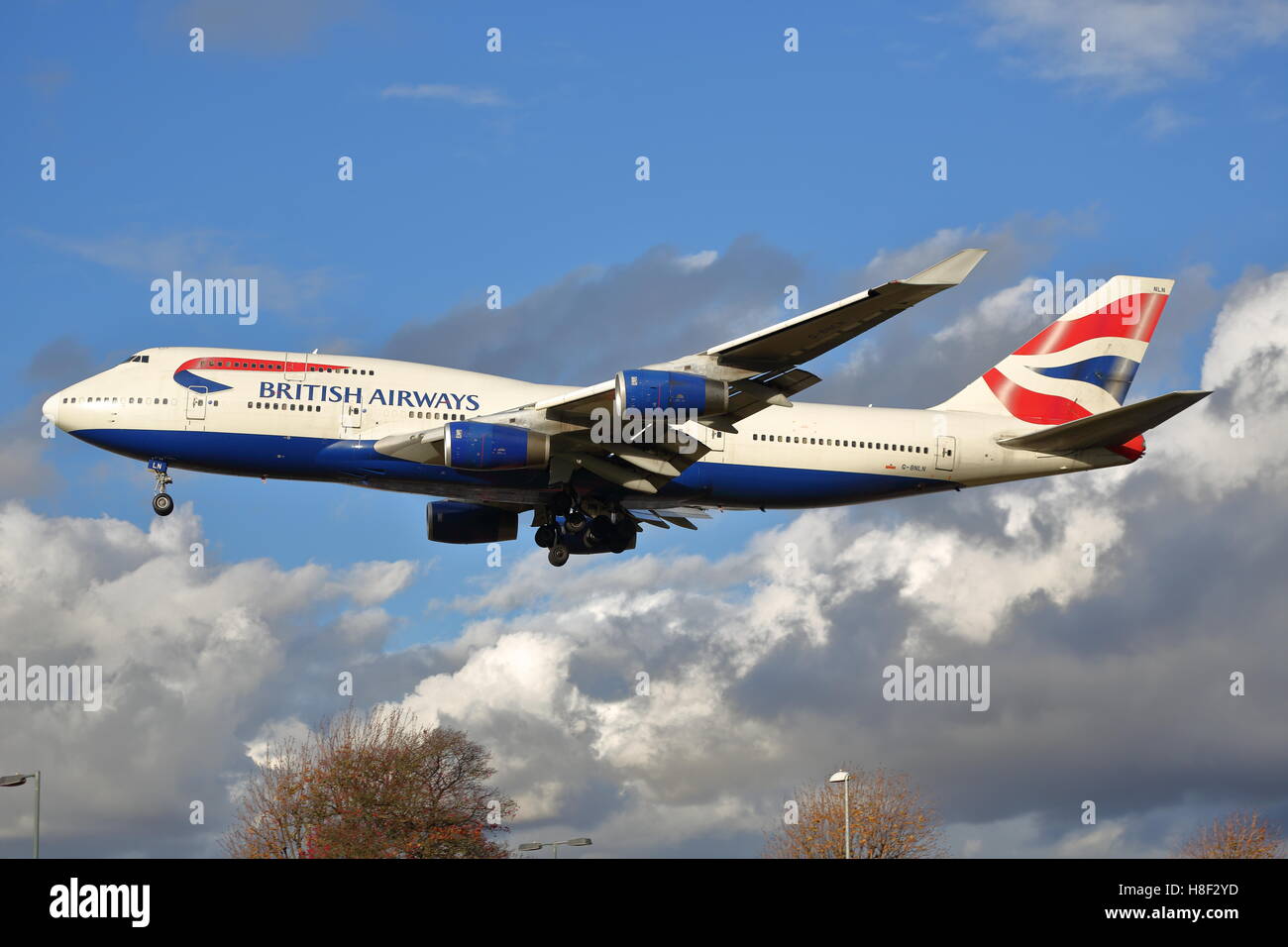 British Airways Boeing 747-400 G-BNLN landet auf dem Flughafen London Heathrow, Vereinigtes Königreich Stockfoto