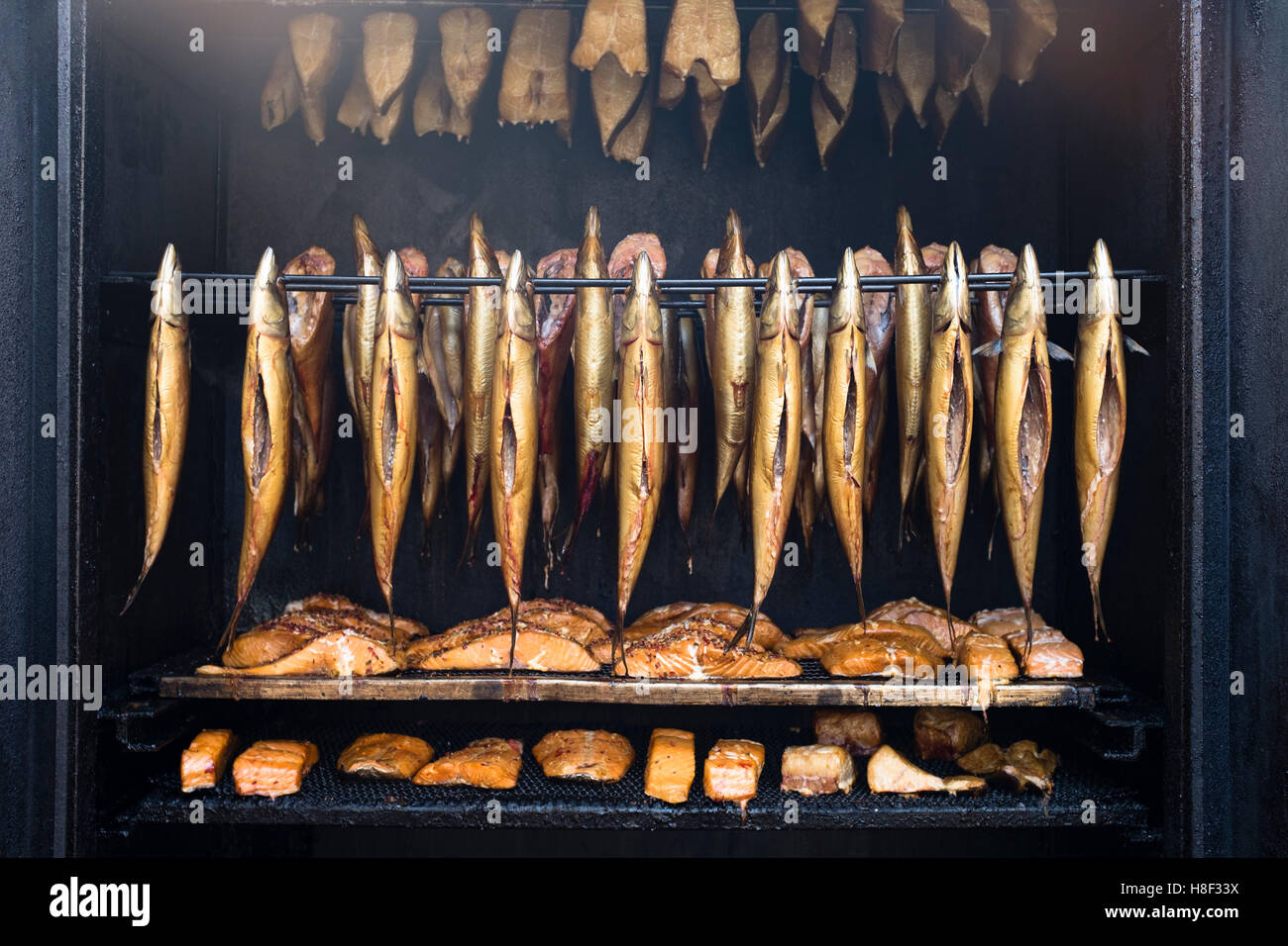 Blick auf Fisch geräuchert in mobile Räucherei auf Outdoor-Bio-Bauern-Markt in Prenzlauer Berg in Berlin, Deutschland Stockfoto