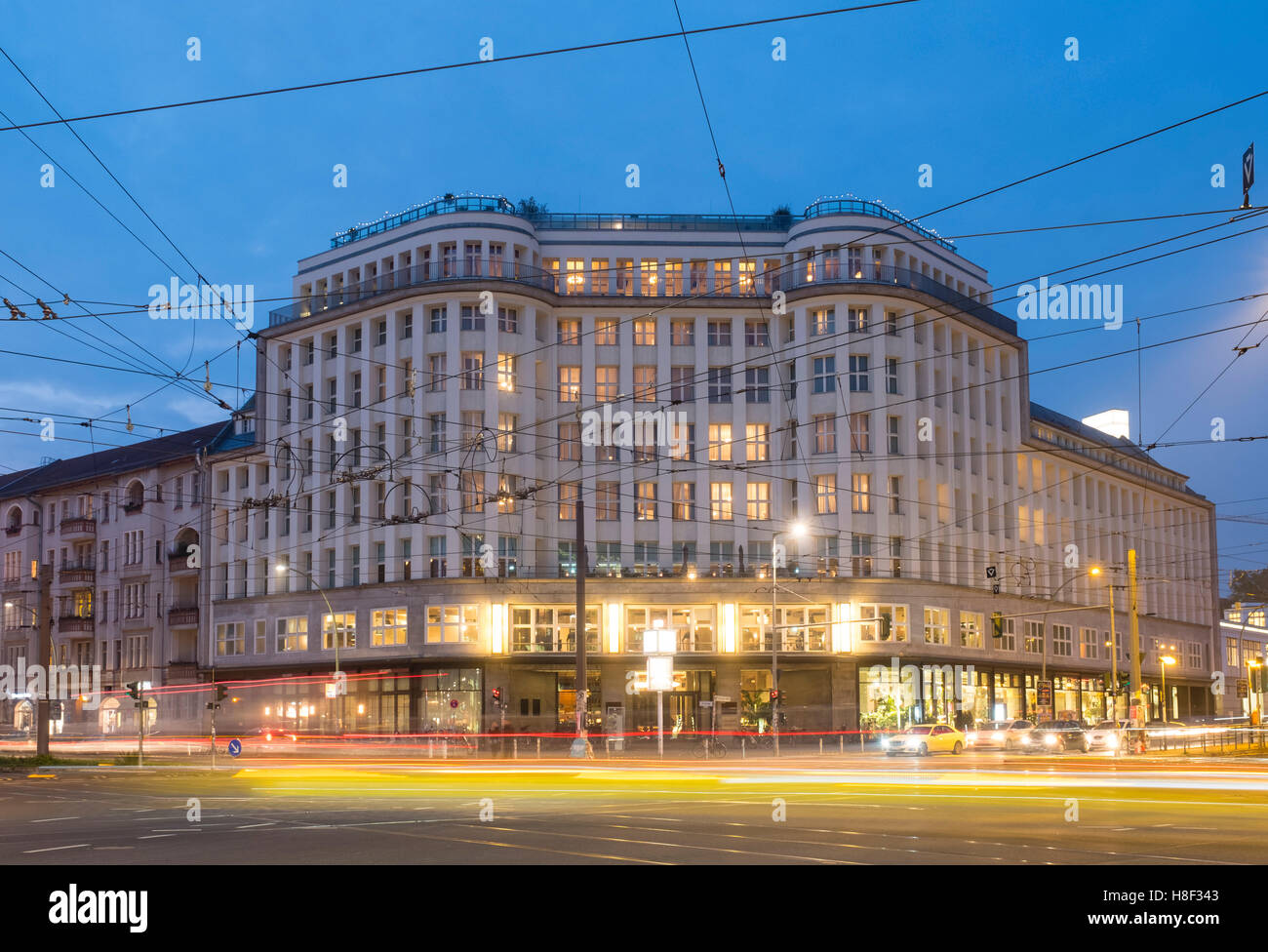 Äußere Nachtansicht des Soho House Hotel und Private Member Club in Mitte Berlin, Deutschland Stockfoto