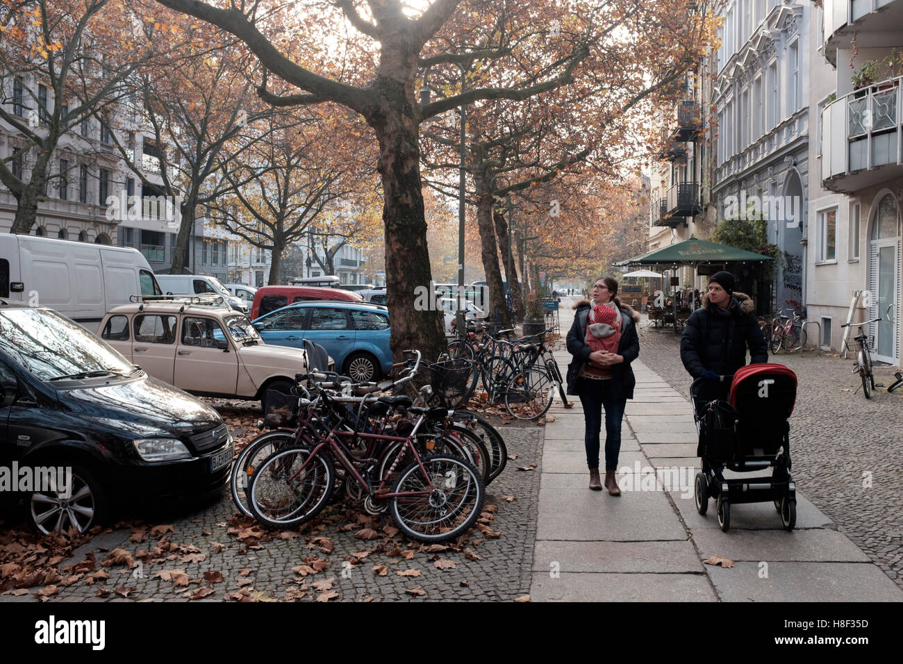 Blick entlang der Straße im Herbst in gentrifizierten Bezirk Prenzlauer Berg, Berlin Deutschland Stockfoto