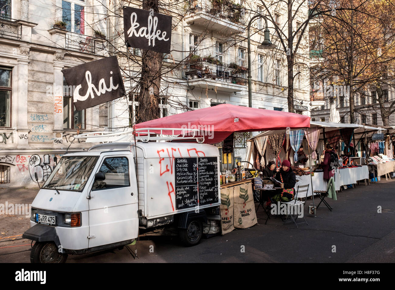 Blick auf mobile Café am wöchentlichen Eko-Markt oder Öko-Markt am Kollwitzplatz in gentrifizierten Viertel Prenzlauer Berg Berlin Stockfoto