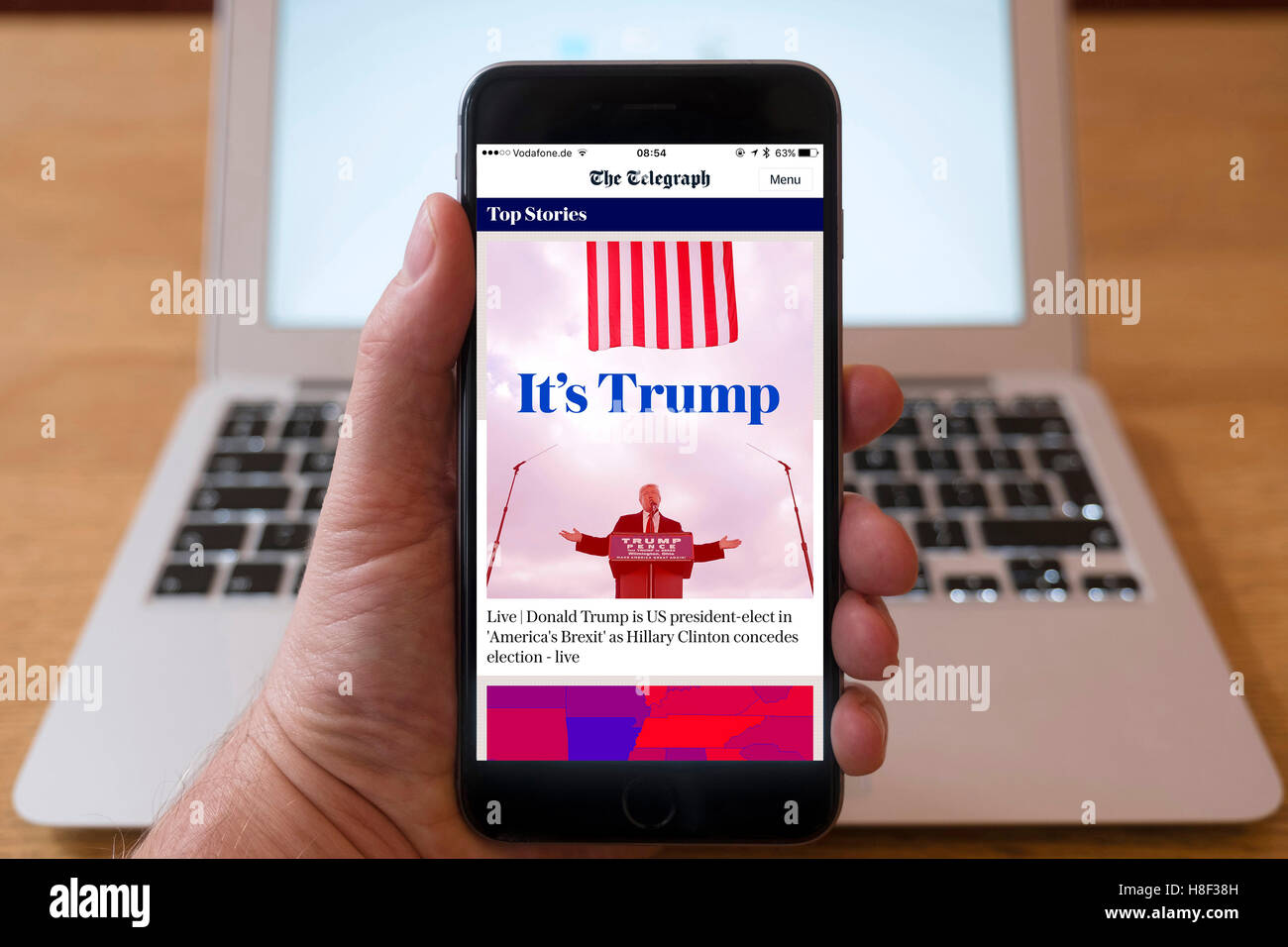 Detail des iPhone Smartphone zeigt Online-mobile Front-Page Schlagzeile vom The Telegraph nach Donald Trump vi Stockfoto