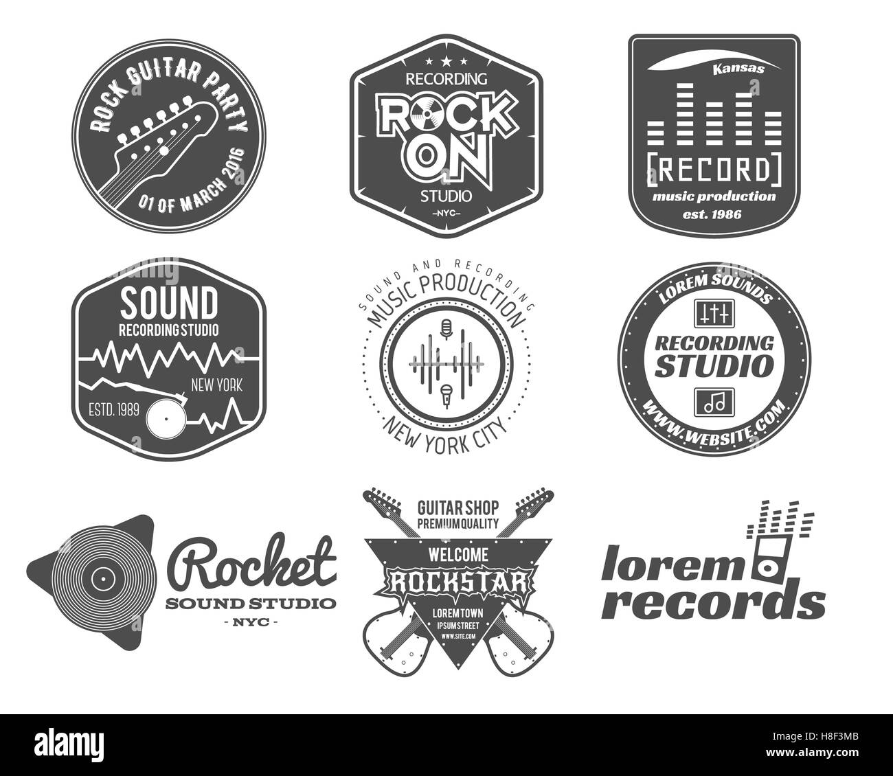 Musik-Produktion-Logo, Etikett, Aufkleber, Emblem, Print oder Logo mit Elementen Gitarre für Tonaufnahme Studio, T-shirt oder Sound Produktion Podcast und Radio Buttons, Typografie Gestaltung Satz Stockfoto