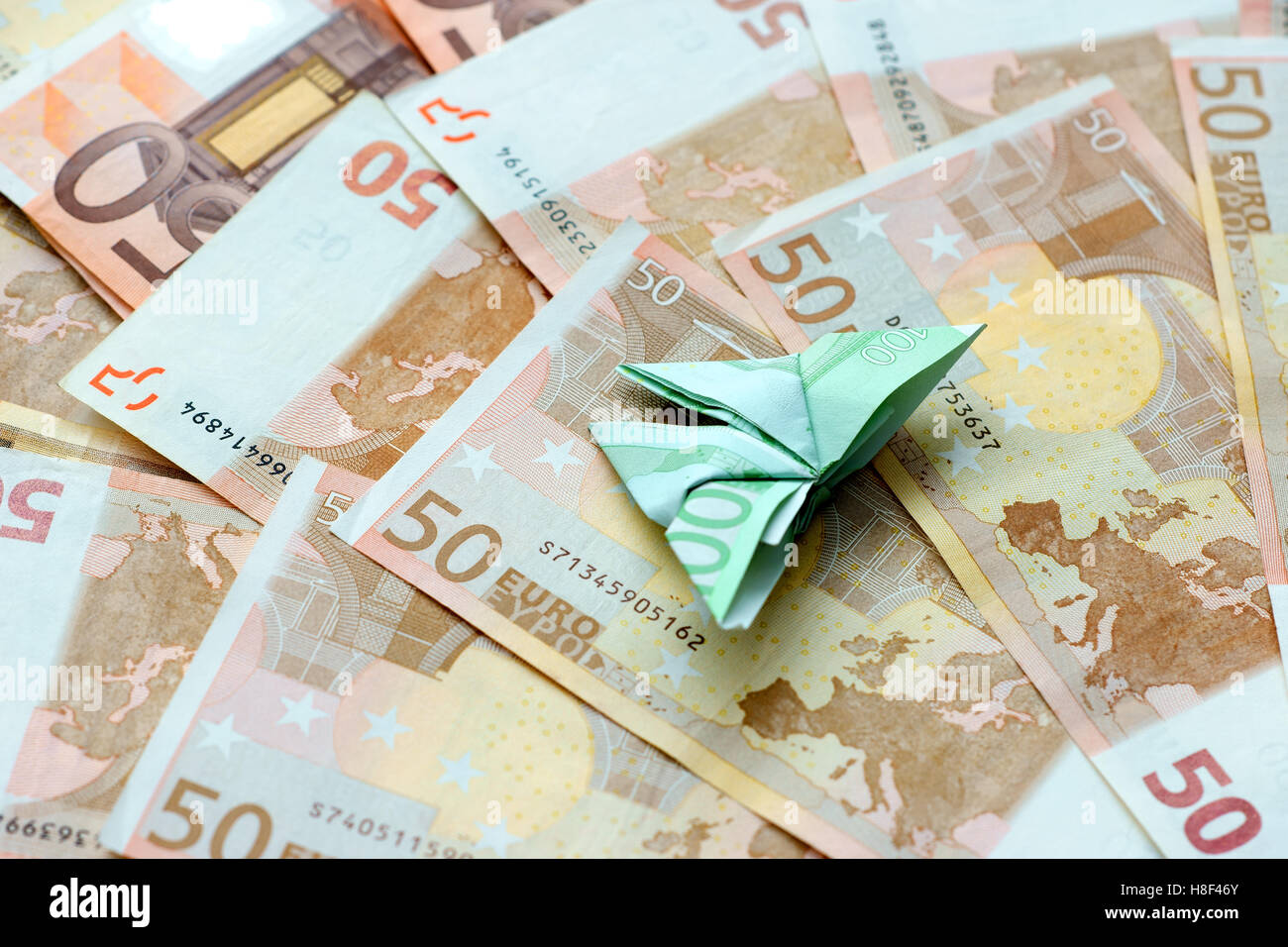 100 Euro Origami Schmetterling Sitzt Auf 50 Euro Banknote