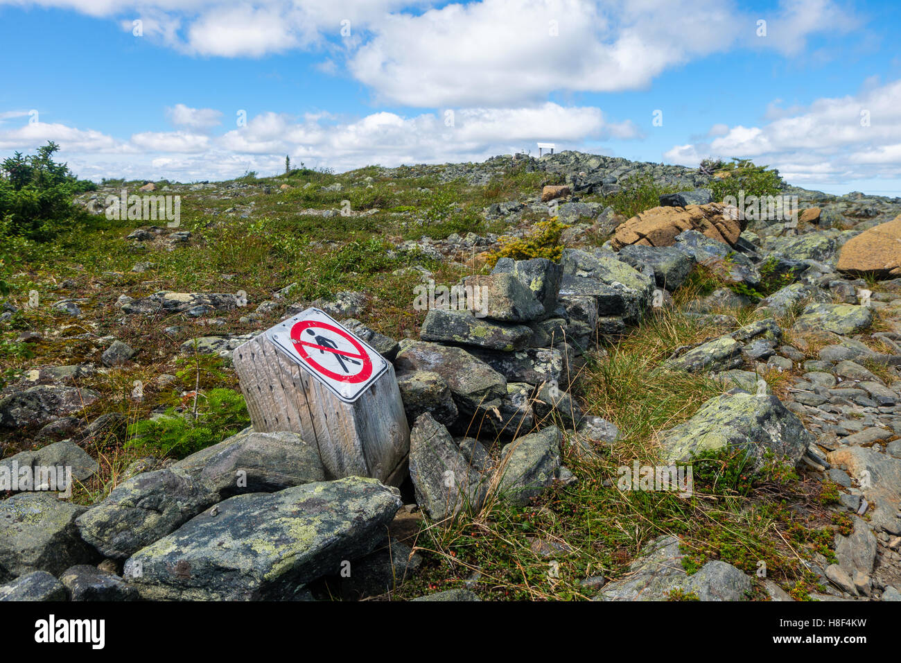 Schild mit der Aufschrift keine außerhalb markierter Wanderweg Stockfoto