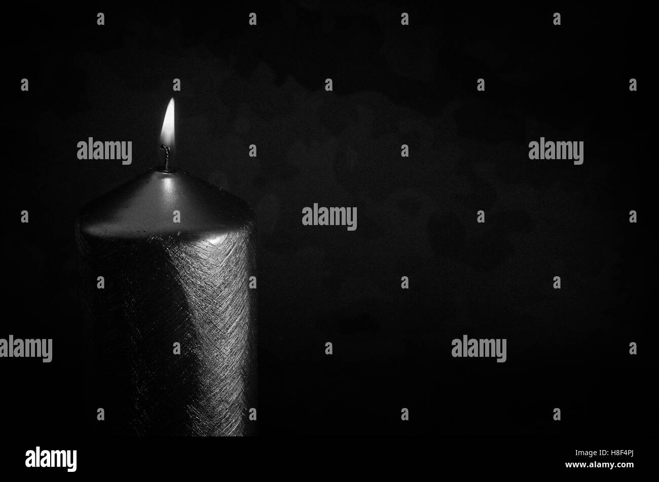 Silber, die brennende Kerze mit schwarzem Hintergrund Stockfoto