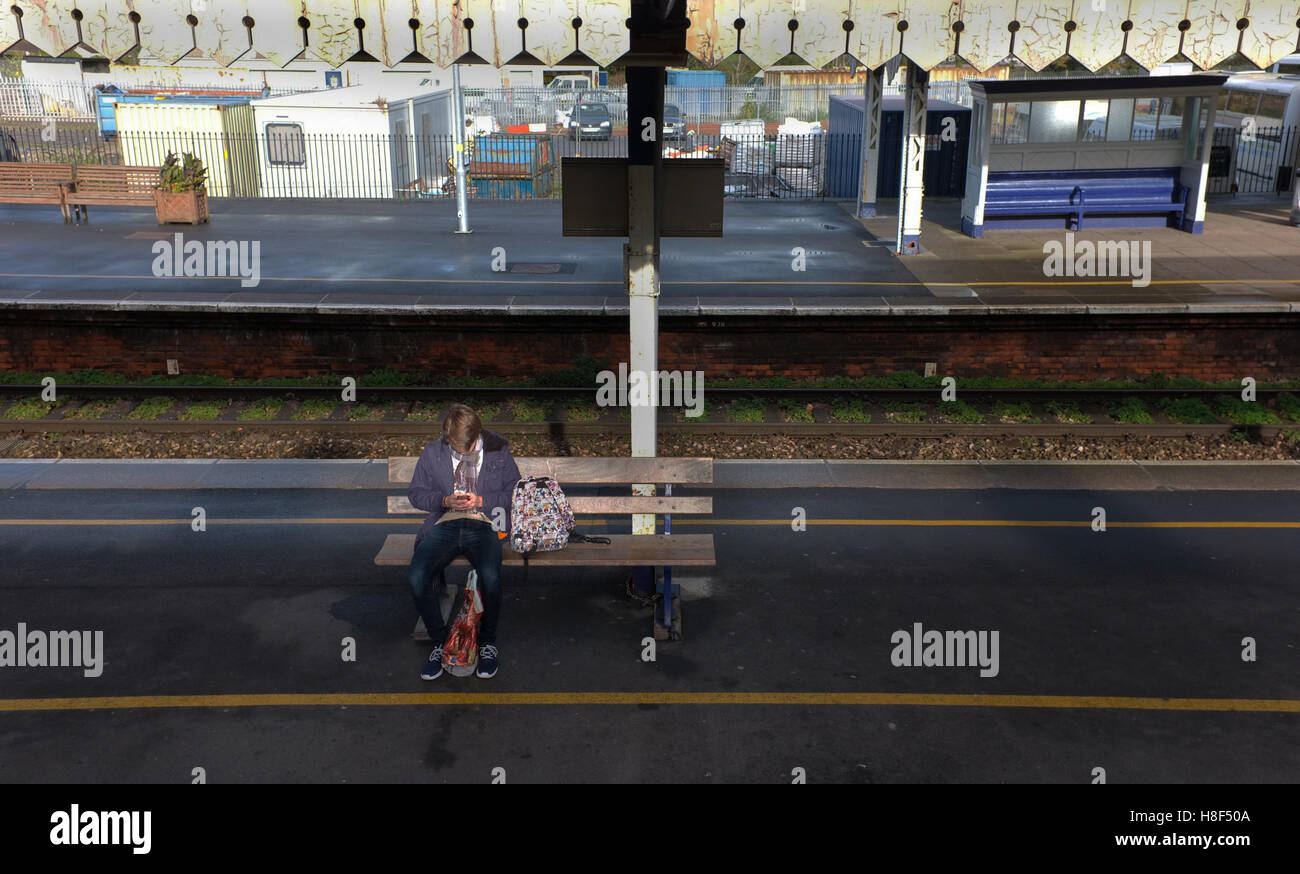 Student am Bahnsteig in Truro, Cornwall Stockfoto