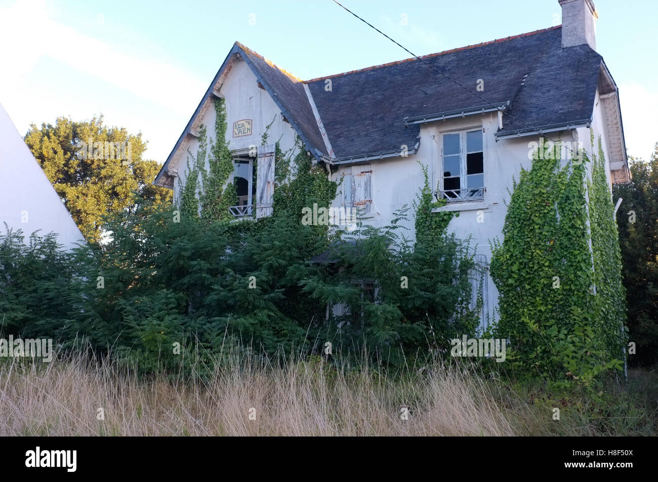 Ein verfallenes Haus in Quiberon, Bretagne Stockfoto
