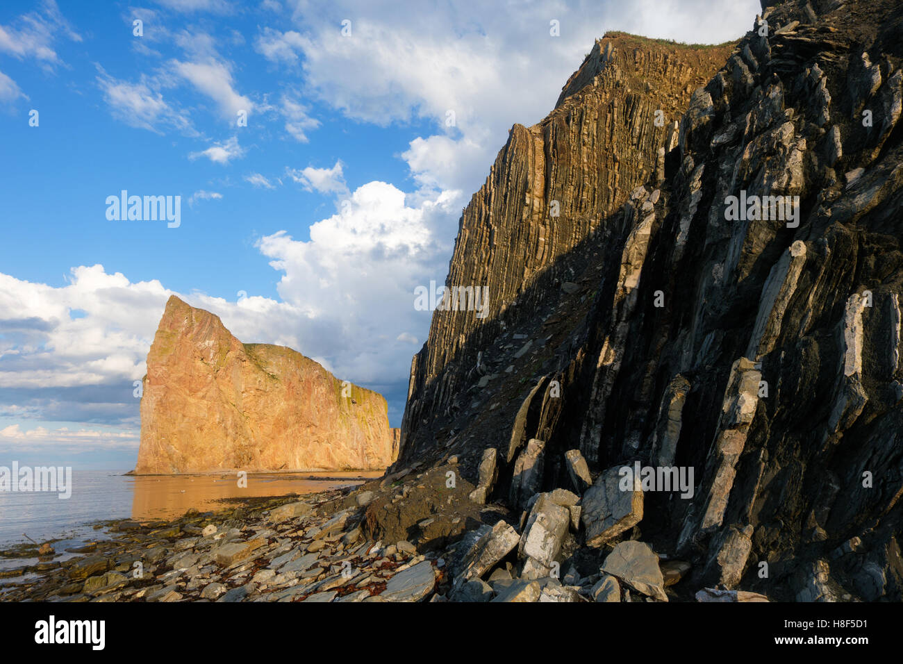 Vertikale Betten in Perce, durchbohrte Felsen im Hintergrund Stockfoto