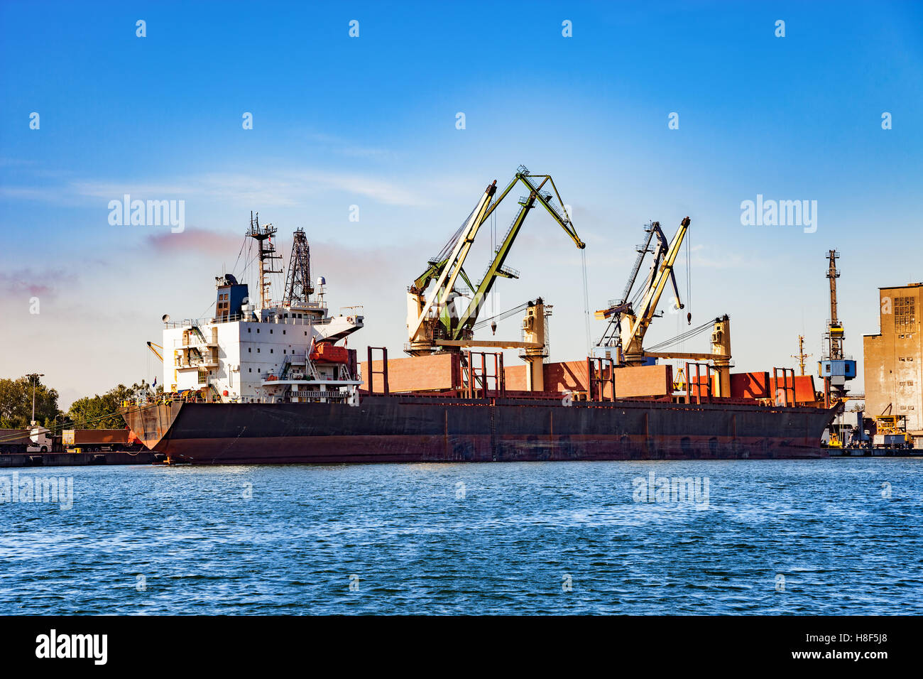 Frachtschiff vertäut am Kai im Hafen von Danzig, Polen. Stockfoto