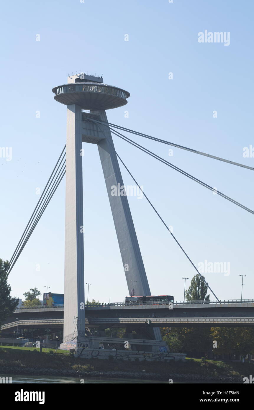 Brücke der slowakischen nationalen Aufstand in Bratislava vertikal Stockfoto