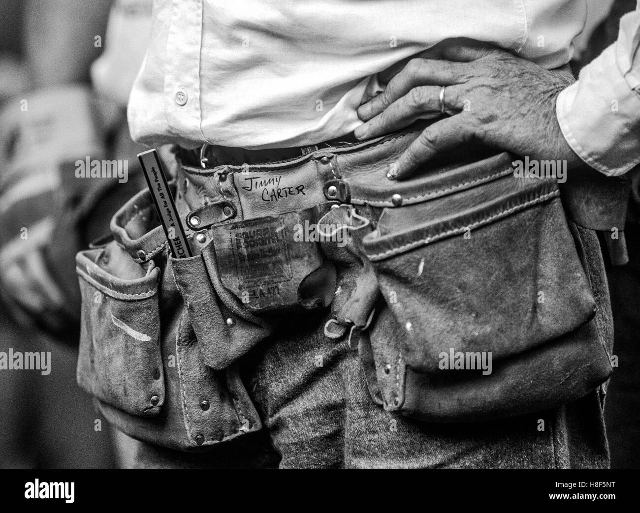 Präsident Jimmy Carter getragen Werkzeuggürtel, seinen Namen trägt, wie er auf einen Lebensraum für Menschlichkeit Bauvorhaben in Atlanta, Georgia arbeitet. Der ehemalige Präsident trug seinen Namen und unzähligen Freiwilligen Stunden für das soziale Projekt von seinem Freund, Millard Fuller in Americus, Georgia begonnen. Carters christlichen Ethik führt ihn, Gott zu dienen, durch seinen Mitmenschen dienen. Stockfoto