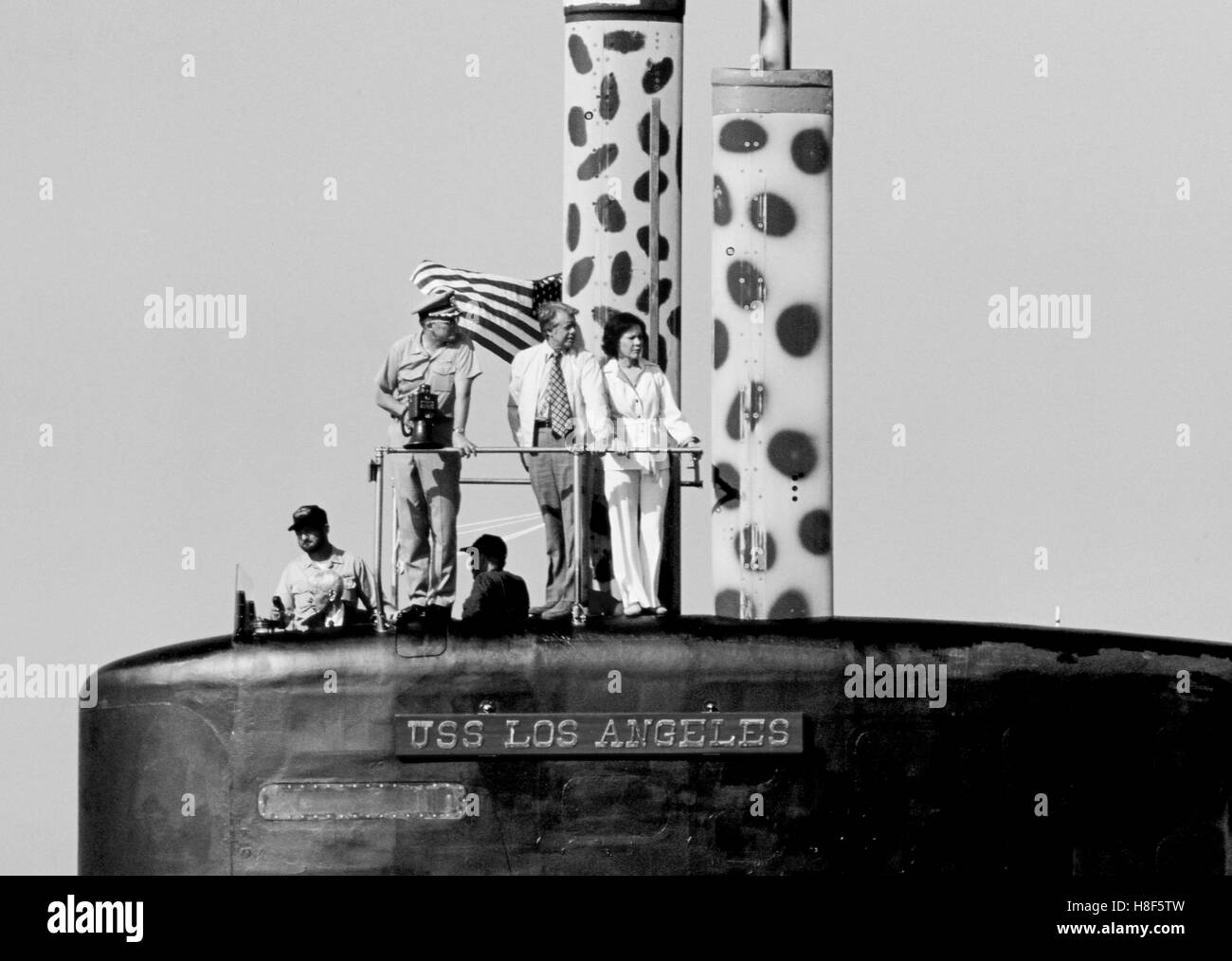 Präsident Jimmy Carter und Admiral Hyman Rickover - bekannt als "Der Vater der nuklearen Marine" und Carters ehemaliger befehlshabender Offizier, nach einem Nachmittag an Bord der nuklearen u-Boot USS Los Angeles in Port Canaveral, Florida. Nach dem Boarding verließ der Los Angeles für einen Nachmittag der Seeversuche. Präsident Carter diente unter Rickover während seine Marinekarriere. Stockfoto