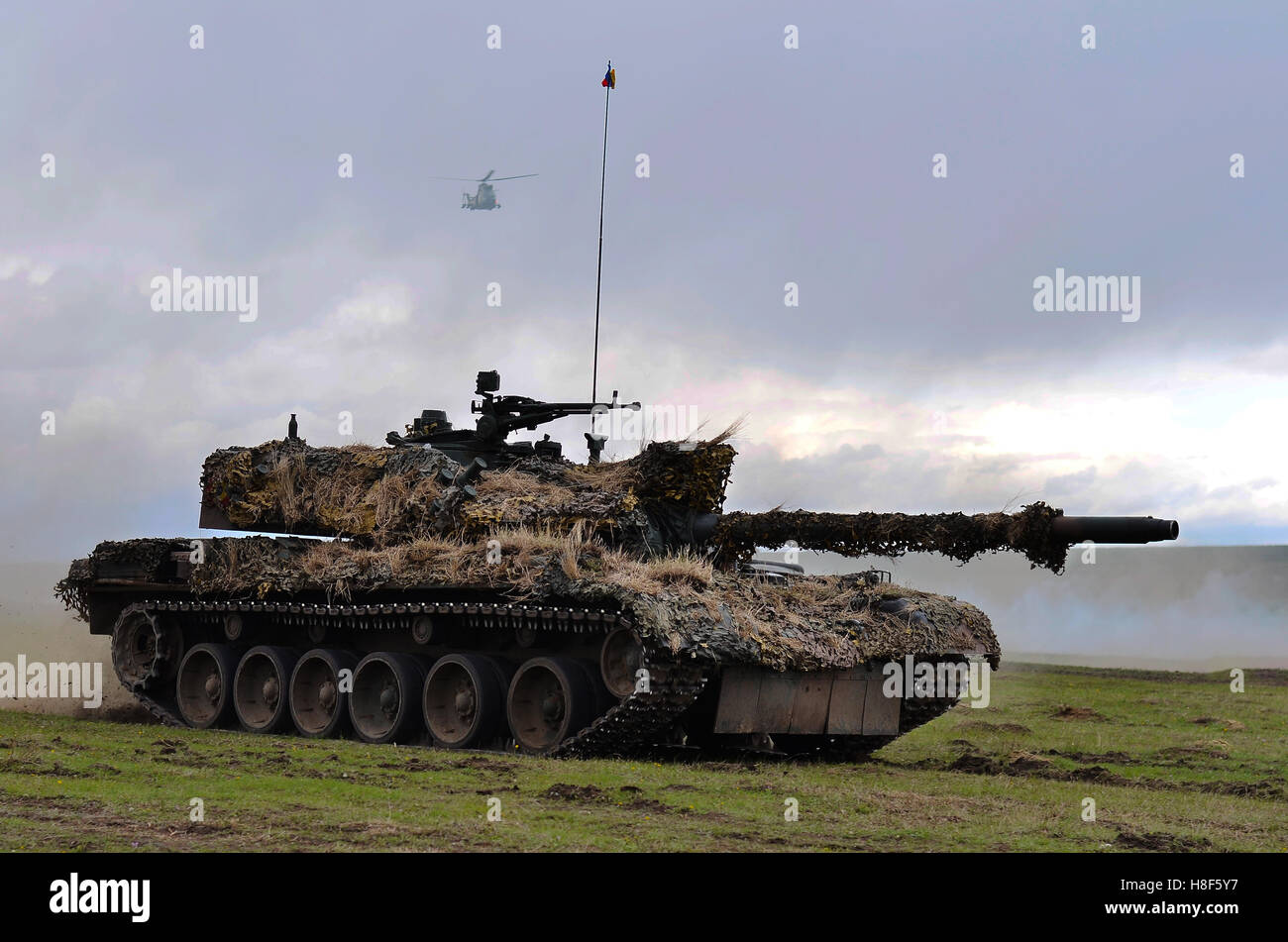 Rumänische Panzer TR - 85M 1 in militärische Polygon in der Übung Wind Frühjahr 15 über Galati, Rumänien, 22 apr Stockfoto