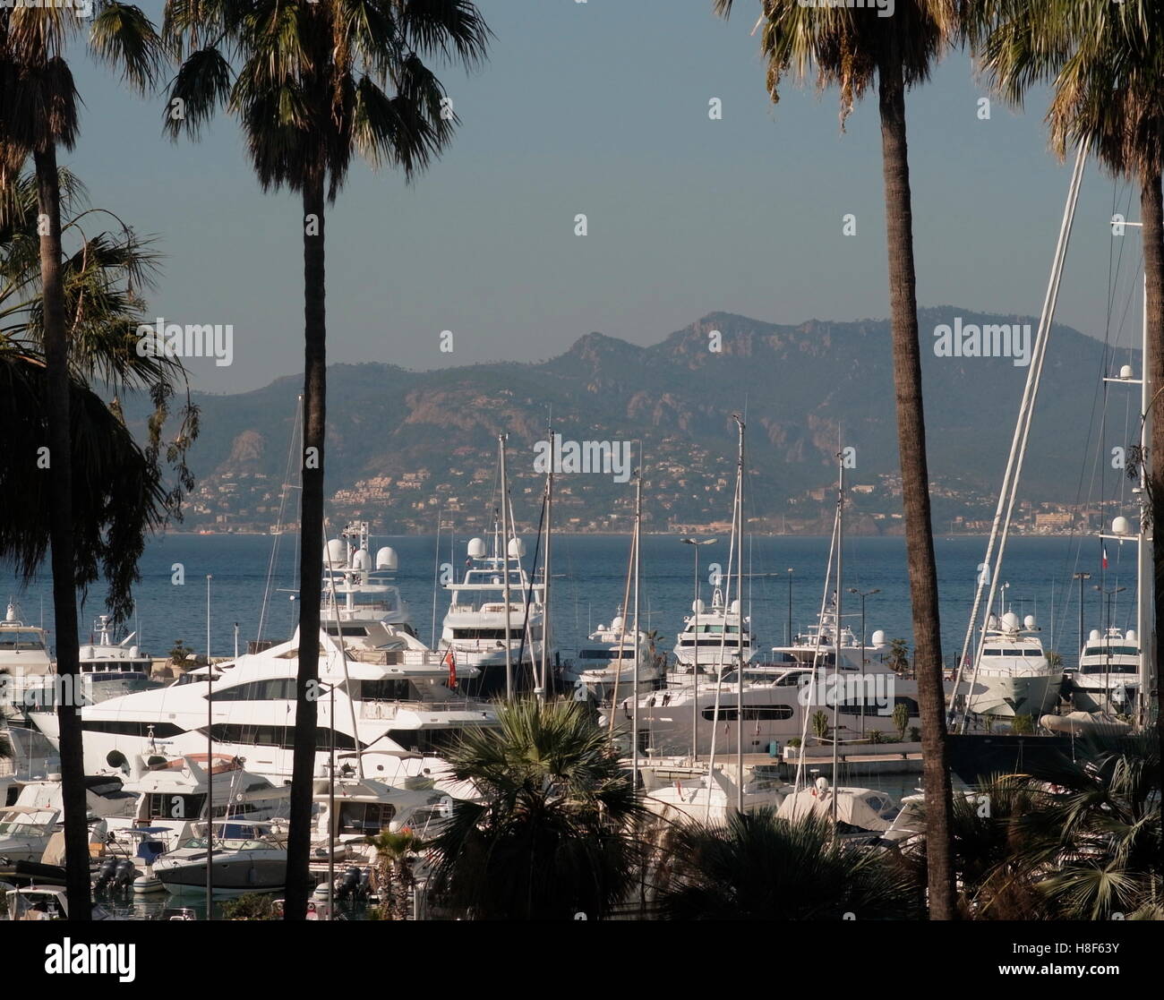 AJAXNETPHOTO. 2016. CANNES, FRANKREICH. -COTE D ' AZUR RESORT - BLICK ÜBER DIE BUCHT VON CANNES IN THÉOULE SUR MER MIT SUPER-YACHTEN UND CRUISER IM PORT PIERRE CANTO MARINA FESTGEMACHT.  FOTO: JONATHAN EASTLAND/AJAX REF: GX160710 6339 Stockfoto