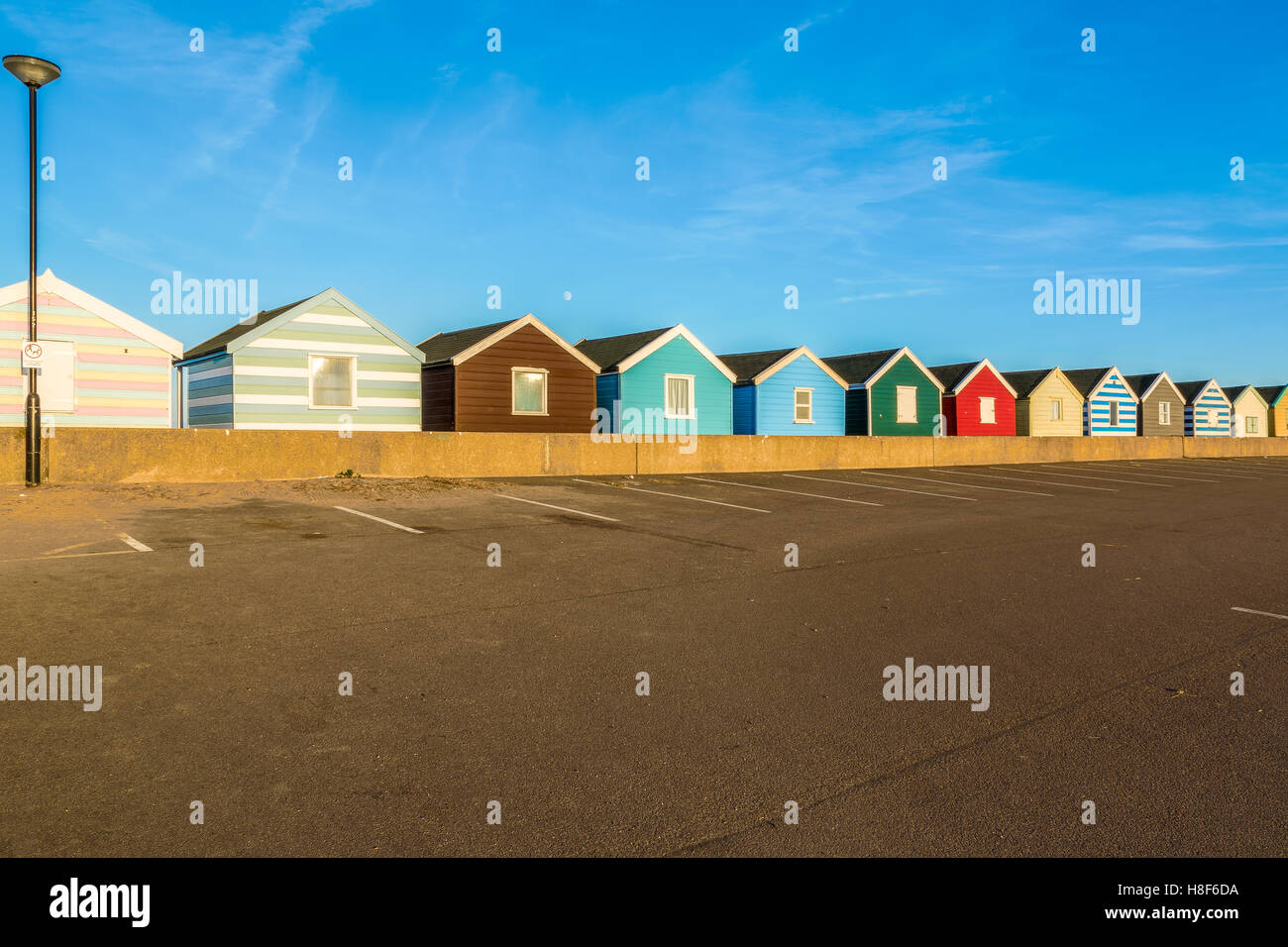 Reihe von bunten Strandhäuschen vor blauem Himmel in Southwold, Suffolk, UK Stockfoto