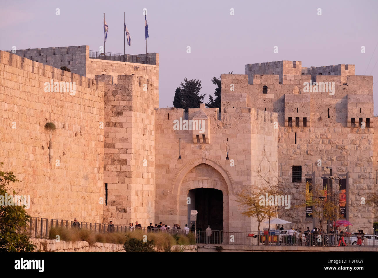 Blick auf das steinerne Portal des Jaffa-Tores oder Bab al-Khalil eines von acht Toren der osmanischen Mauern der Altstadt erbaut im 16. Jahrhundert von türkischen Sultan Suleiman dem prächtigen, Jerusalem Israel Stockfoto