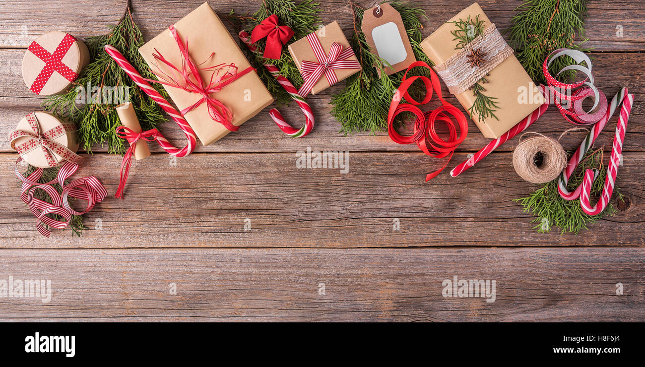 Weihnachts-Geschenk zu verpacken. Stockfoto