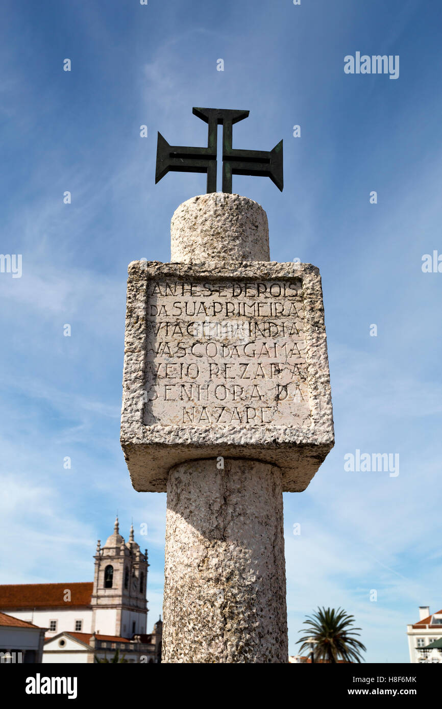 Kalkstein Speicher Säule mit Inschrift und Bestellung von Christus Kreuz befindet sich auf einem Hügel mit Blick auf Nazare, Portugal O-Sitio. Stockfoto