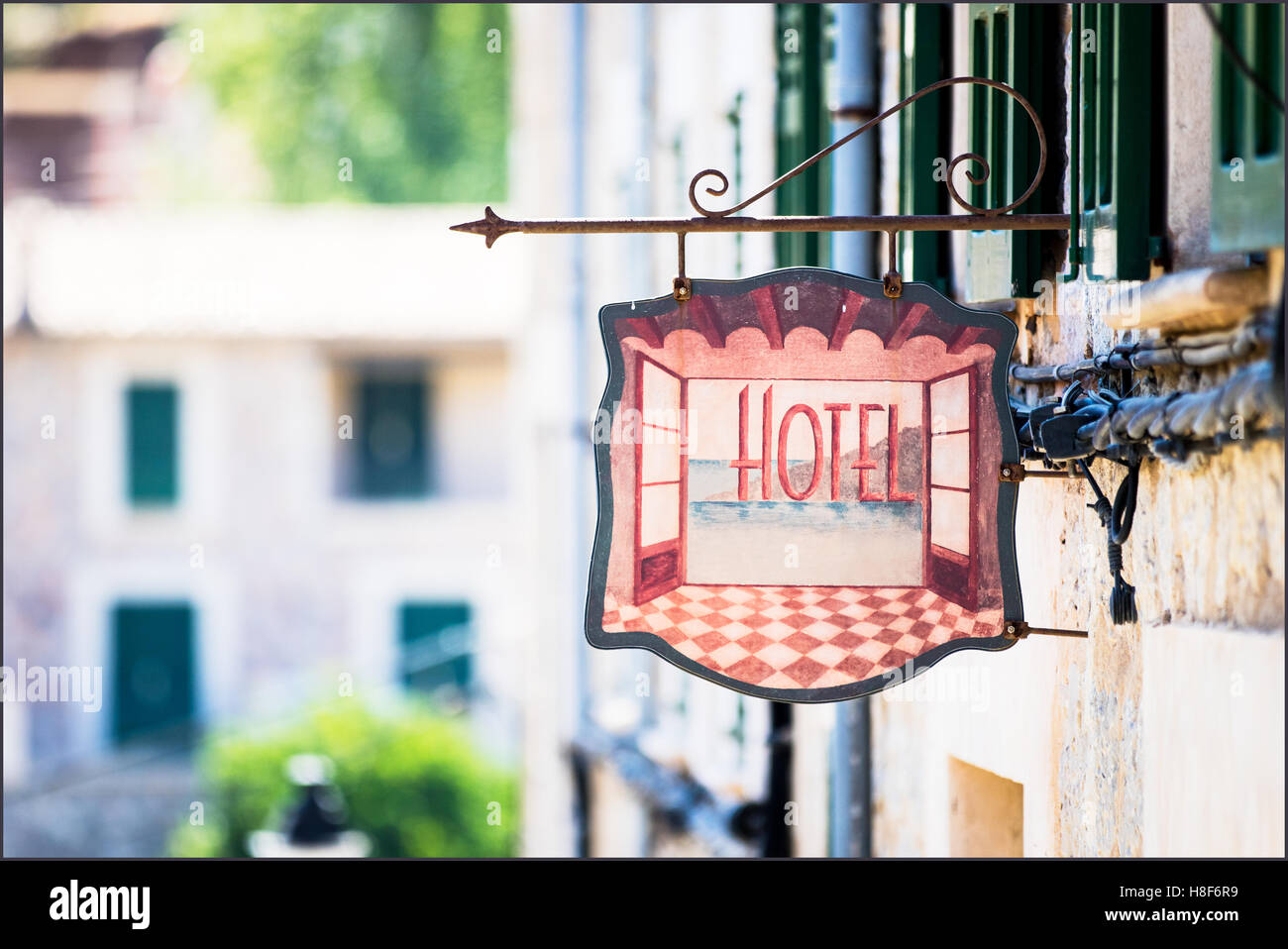 Hotelschild hängen von einem Fenster, mit einem alten und traditionellen Design, legen Sie gegen einen Sommer-Style der Szene. Stockfoto
