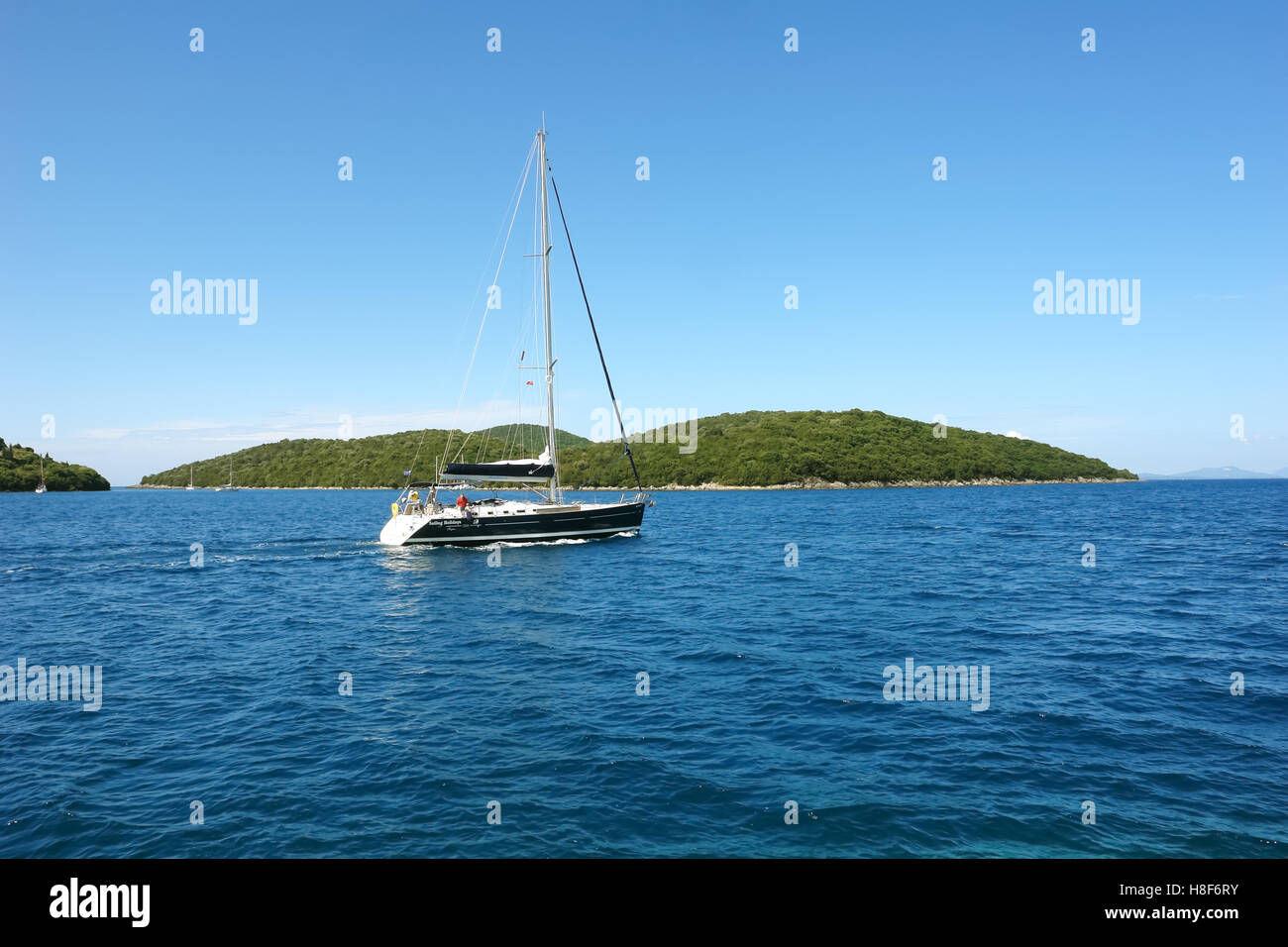 Sivota, Griechenland, 9. Mai 2013: Landschaft mit grünen Insel, die Berge und die Yacht im Ionischen Meer, Griechenland. Stockfoto