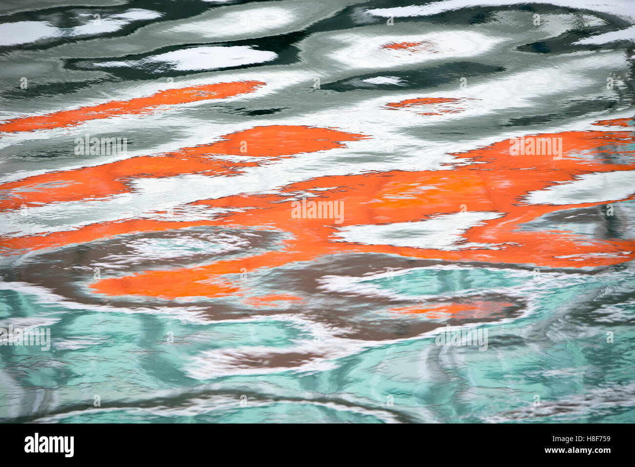 Grün und orange Wasserreflexion Stockfoto