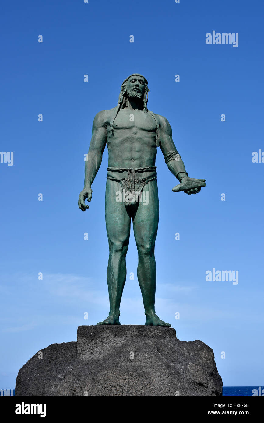 Mencey Statue auf der Promenade von Candelaria, Statue der Guanchen König Romen, Teneriffa, Kanarische Inseln, Spanien Stockfoto