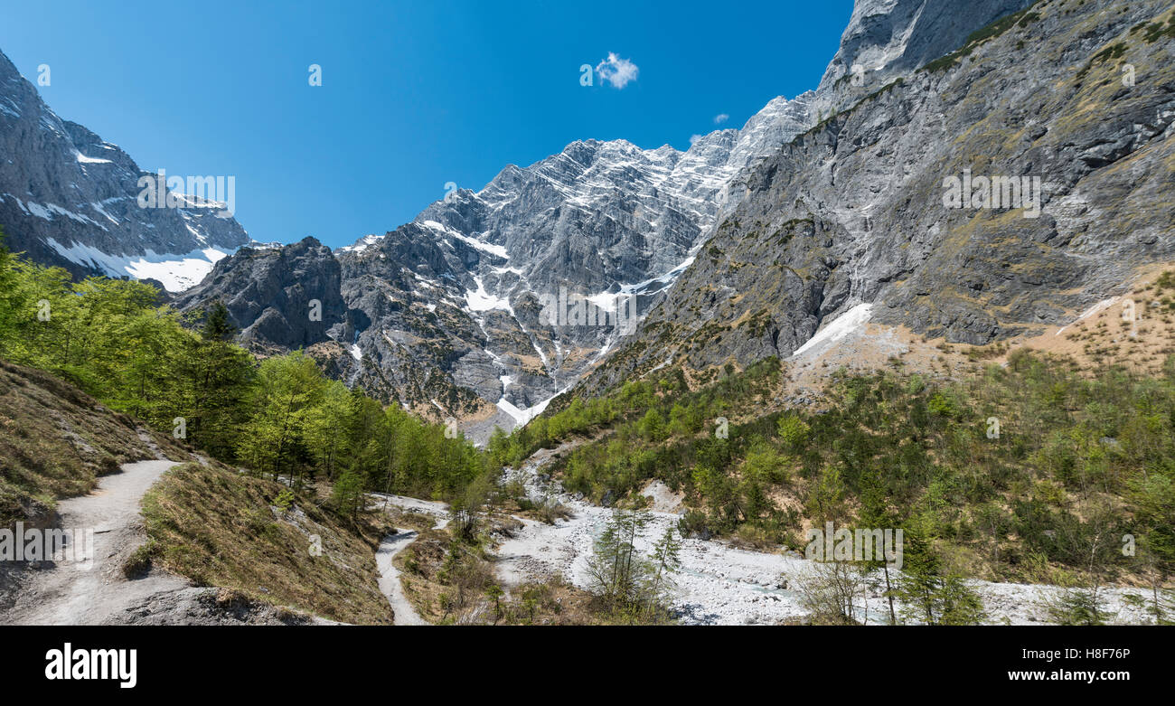 Wanderweg, deutschen Alpen tiefsten Schneefeld, Watzmann-Ostwand, Berchtesgaden, Bayern, Deutschland Stockfoto