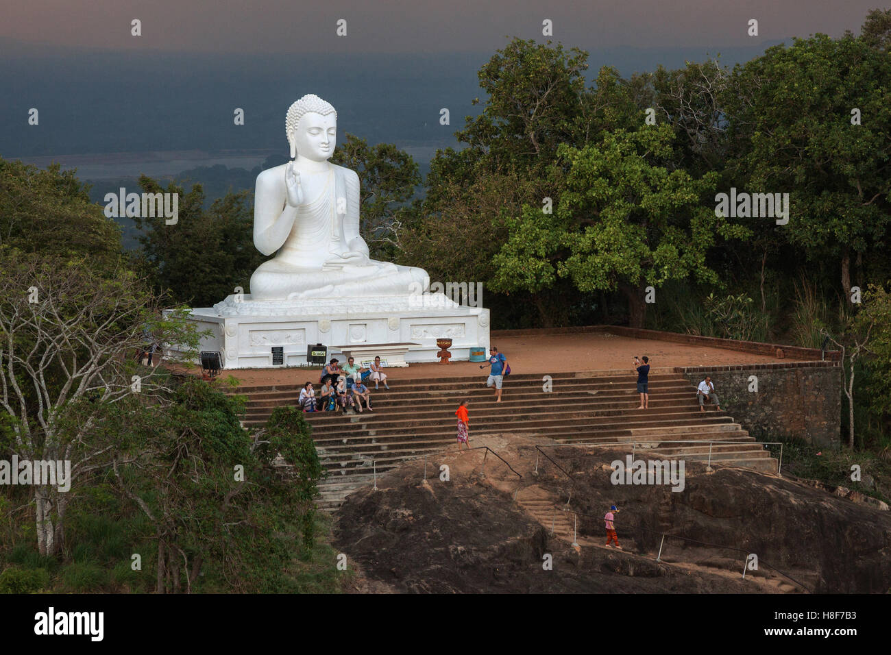 Buddha Statue, Buddha sitzend, Gewitterstimmung, Mihintale, North Central Province, Sri Lanka Stockfoto