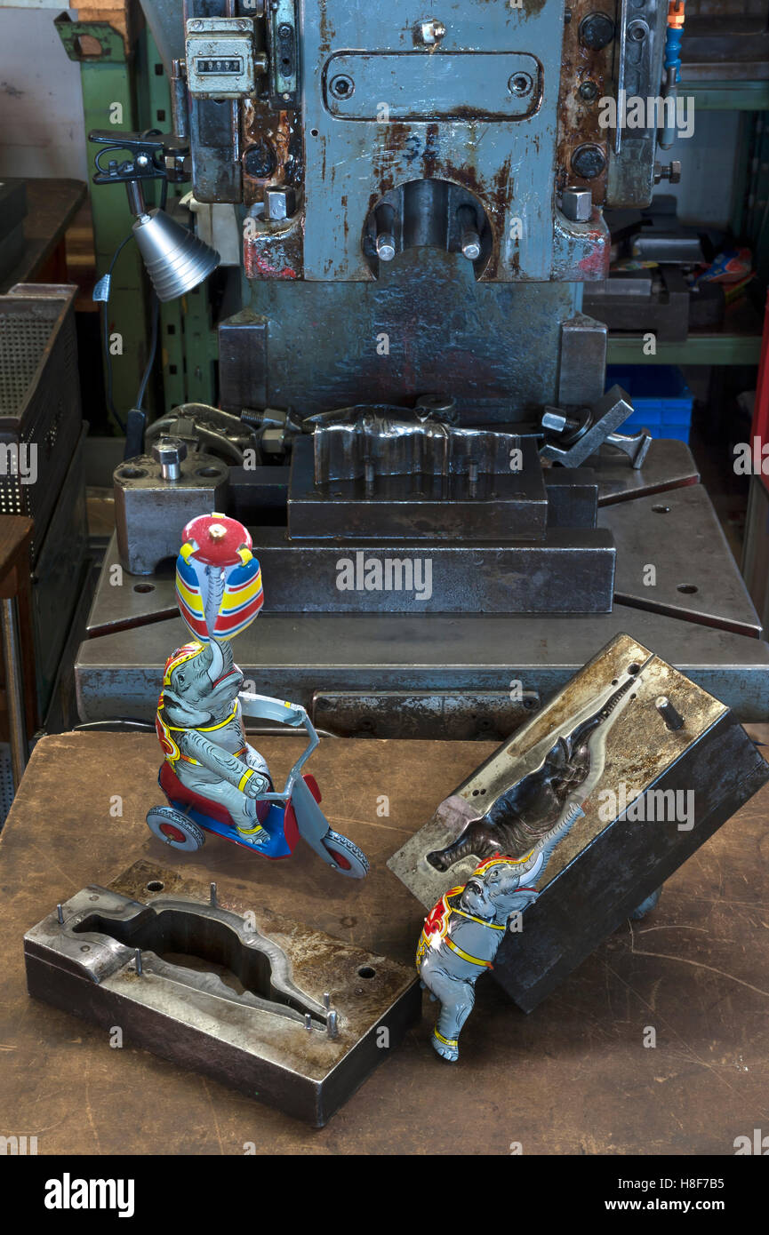 Quetschen Maschine mit Formen und komplett montiert, Elefant, Blechspielzeug aus den 1950er Jahren, Blechspielzeug, Emskirchen, Brunn, Oberfranken Stockfoto